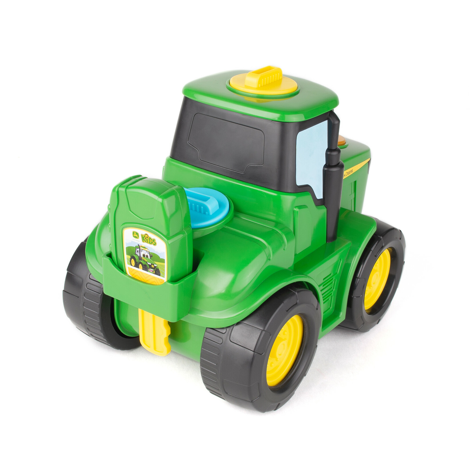 Zielony traktor zabawka John Deere z czarnymi oponami i żółtymi akcentami. Białe tło.