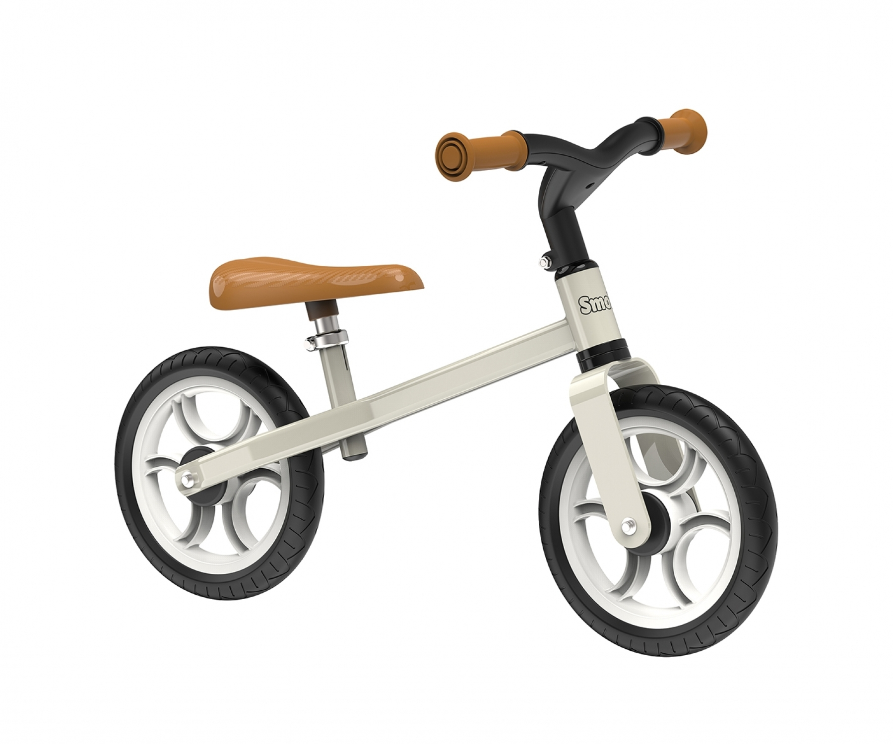 Una bici senza pedali bianca con sella e manubrio marroni, su sfondo bianco.