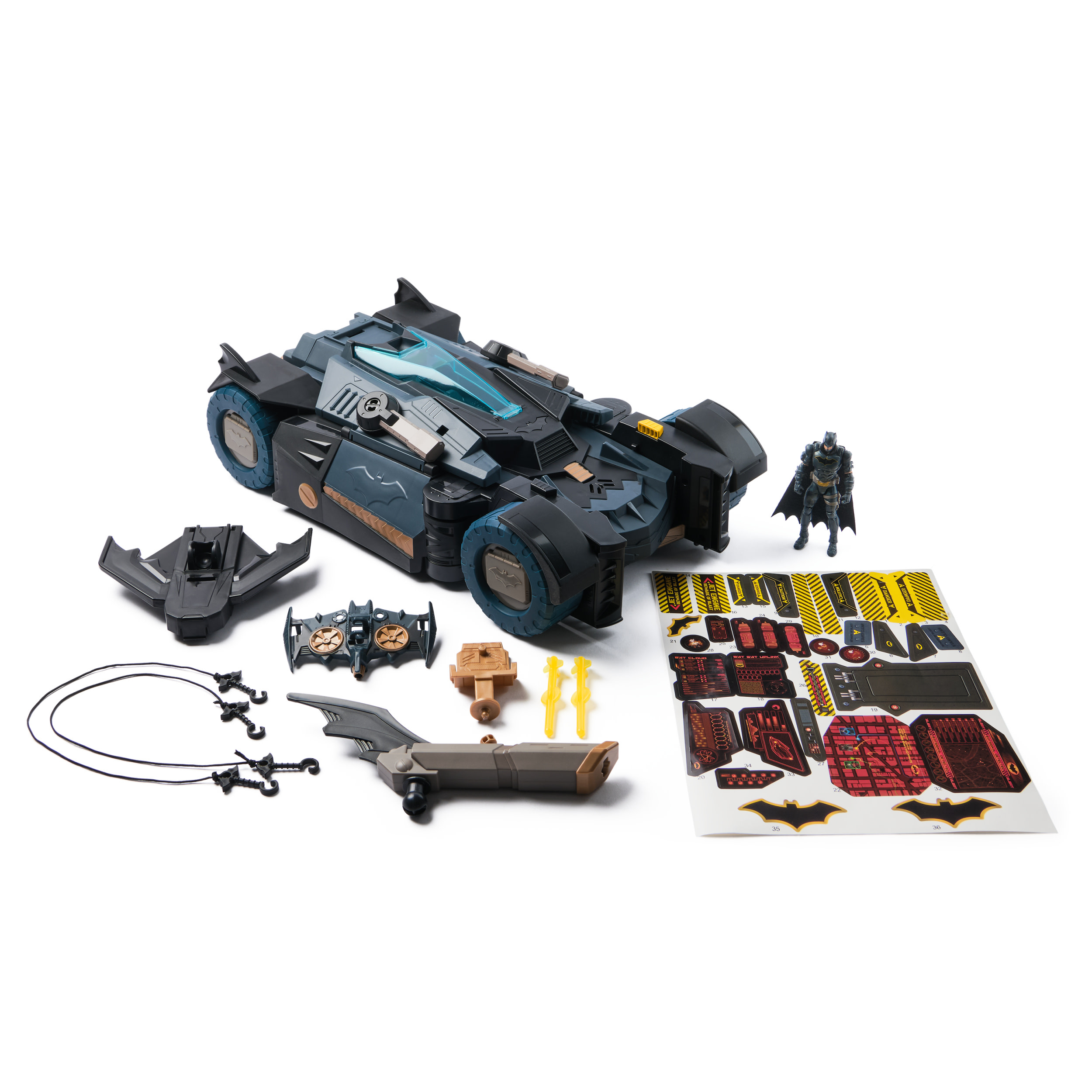 Juego de vehículo y accesorios de juguete de Batman, con una figura de Batman, sobre fondo blanco.