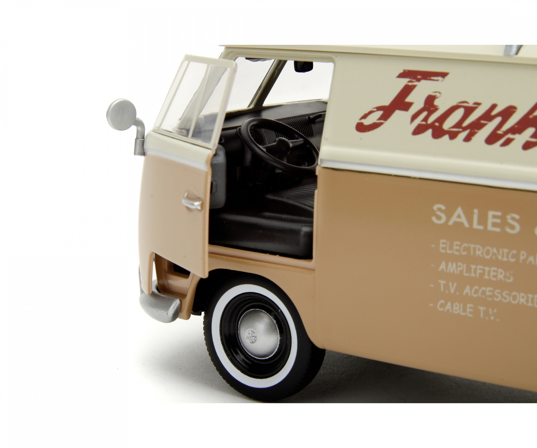 Un modello di un furgone Volkswagen vintage beige e bianco, con la porta aperta.