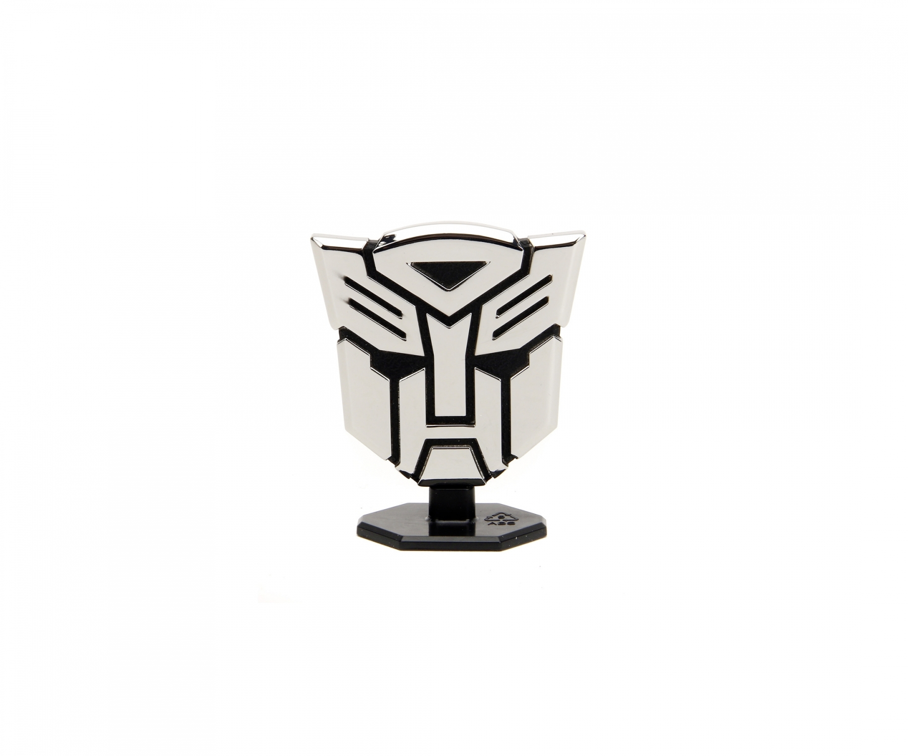 Logo Transformers argento e nero, emblema a forma di scudo su base nera.