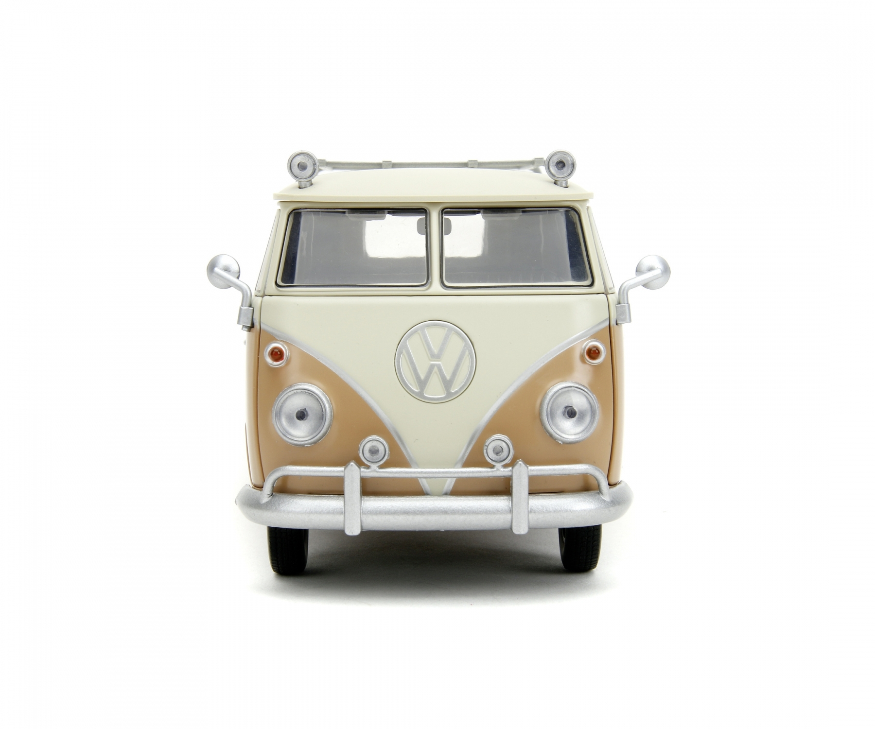 Primo piano della parte anteriore di un furgone Volkswagen vintage beige e bianco, con il logo VW.