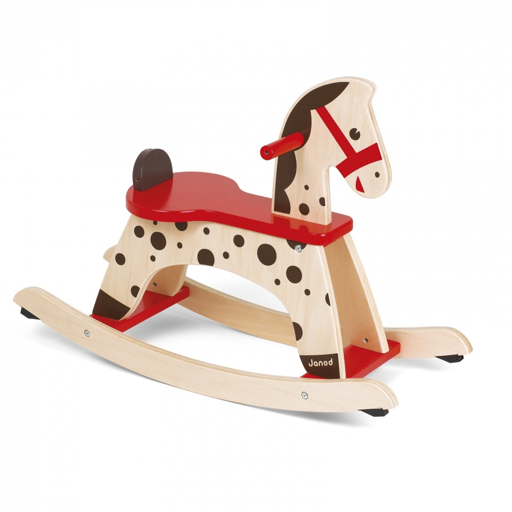 Cavallo a dondolo in legno, marrone chiaro con dettagli rossi. Macchie nere e sella rossa.