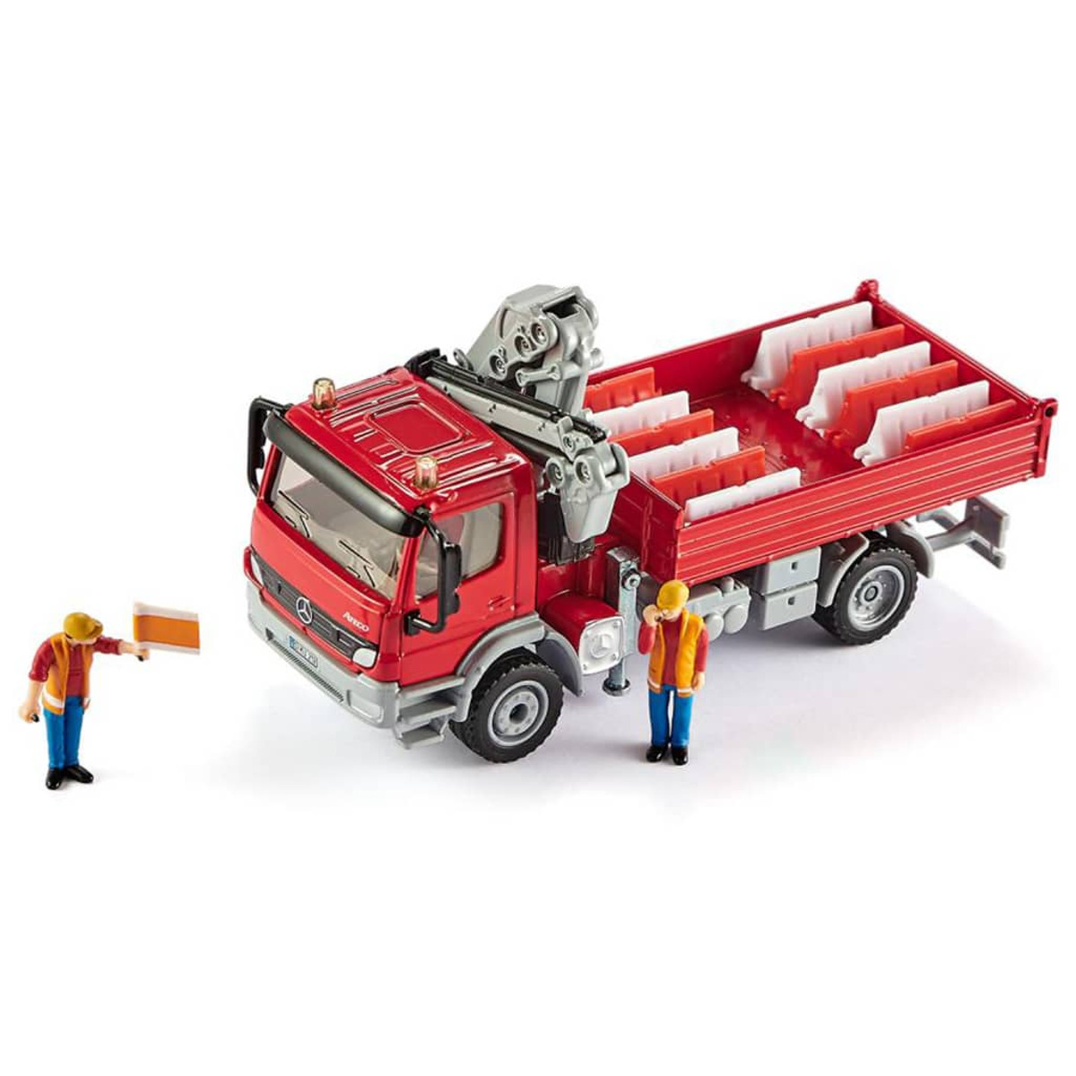 Czerwona zabawka ciężarówka z żurawiem i dwoma pracownikami. Jeden trzyma flagę.