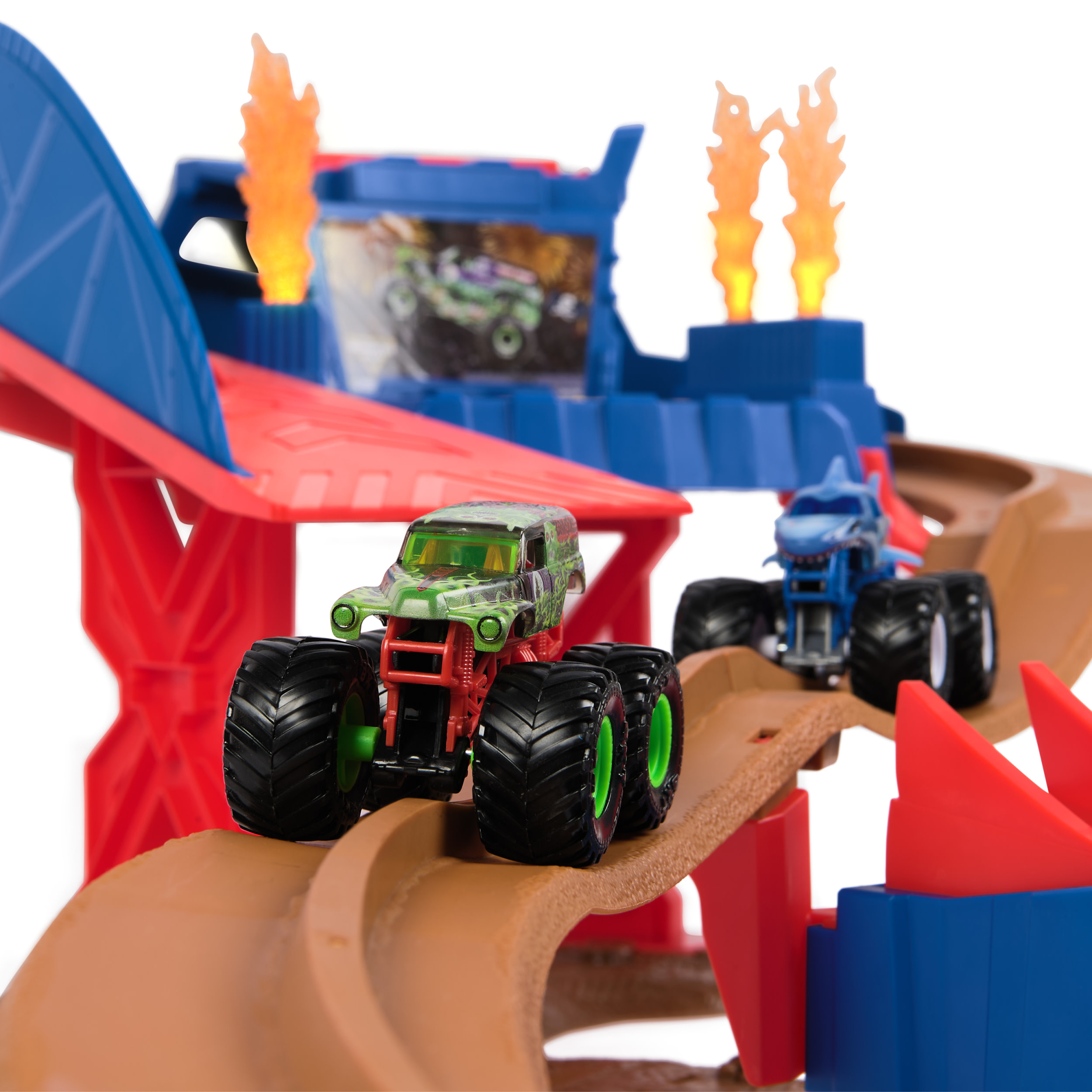 Dwa monster trucki ścigają się na torze.