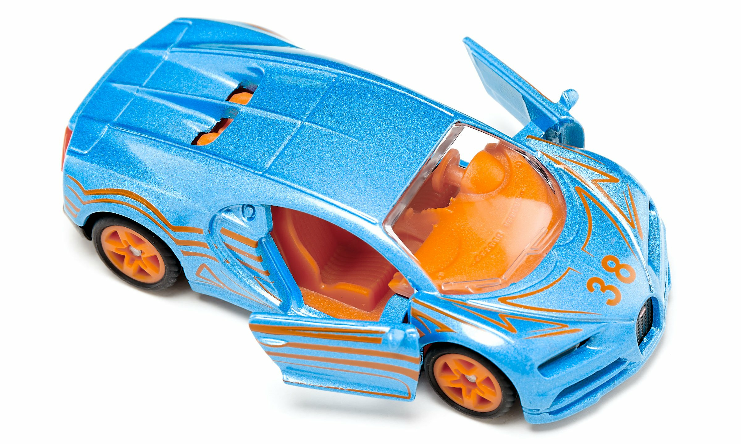 Niebieski samochodzik z pomarańczowym wnętrzem, otwartymi drzwiami i pomarańczowymi felgami.
