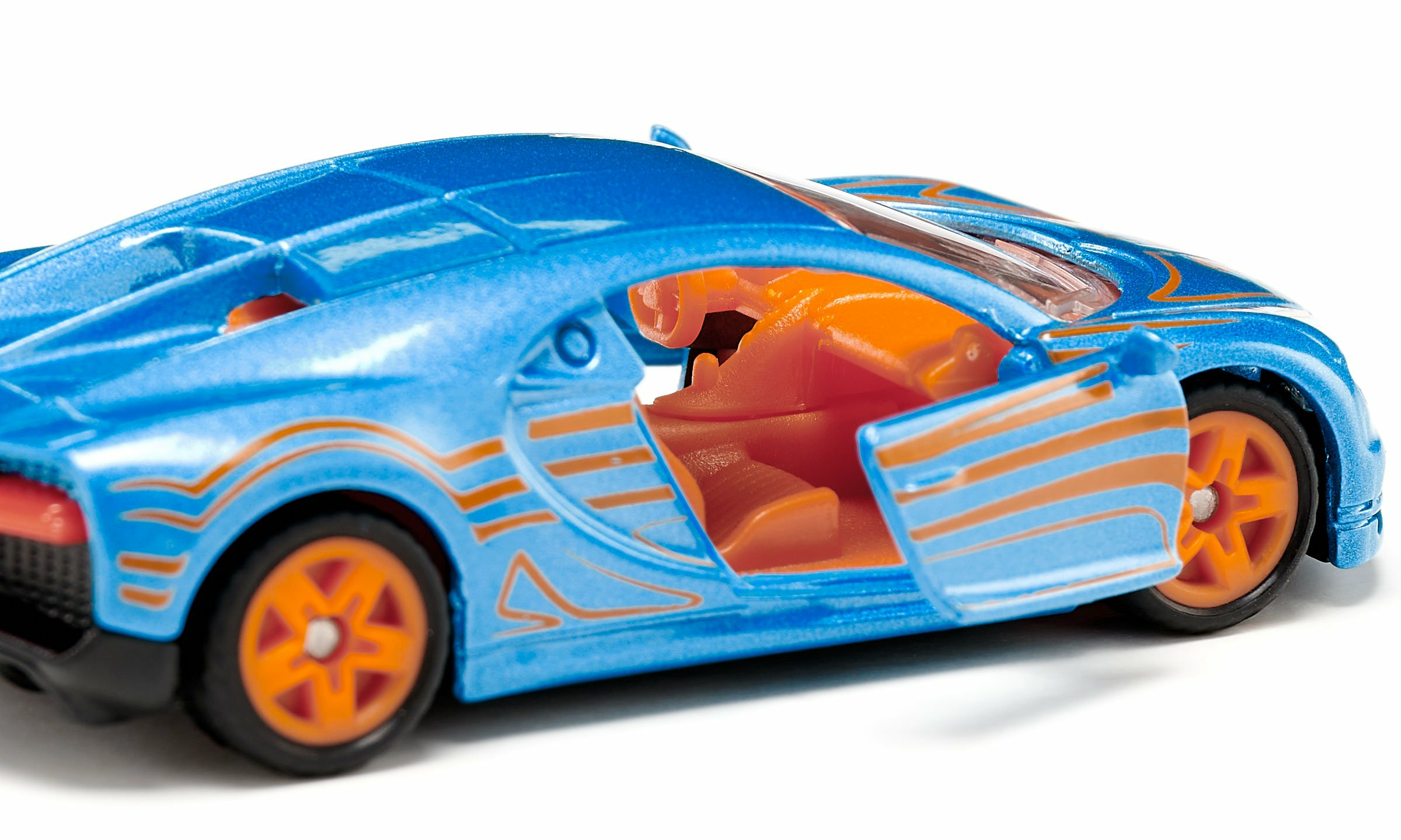 Niebieski samochodzik z pomarańczowymi akcentami, otwarte drzwi. Białe tło.