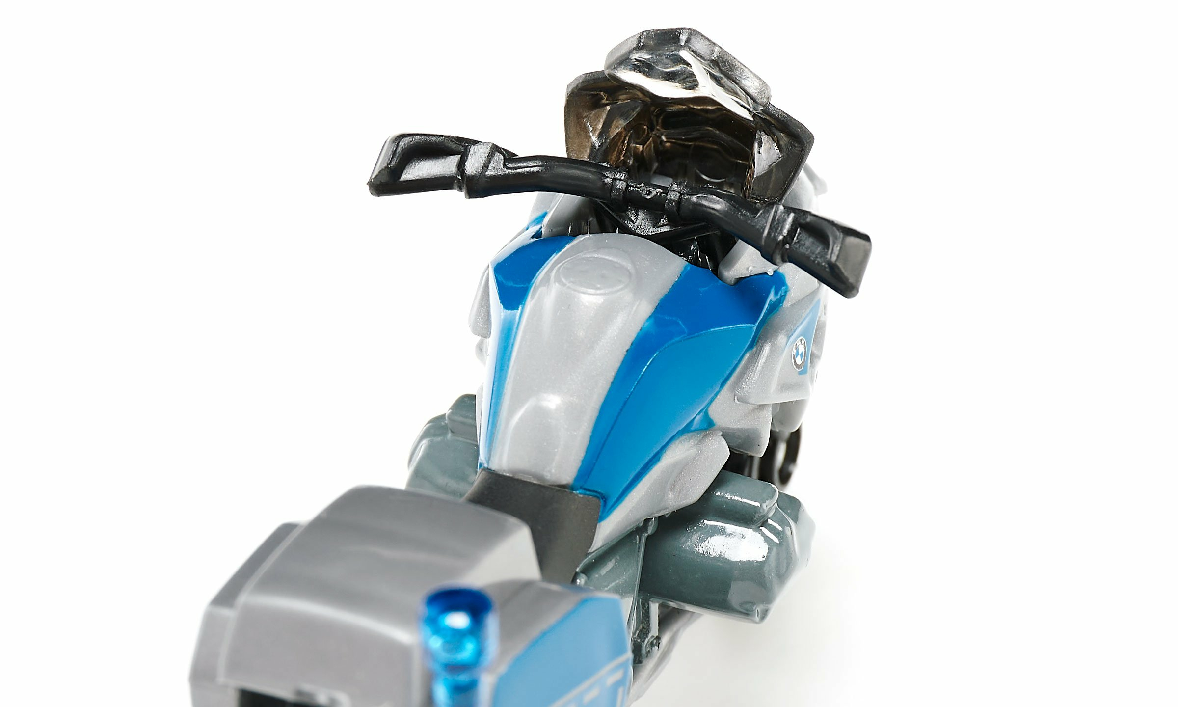 Un giocattolo di moto blu e grigio è mostrato, con sfondo bianco.
