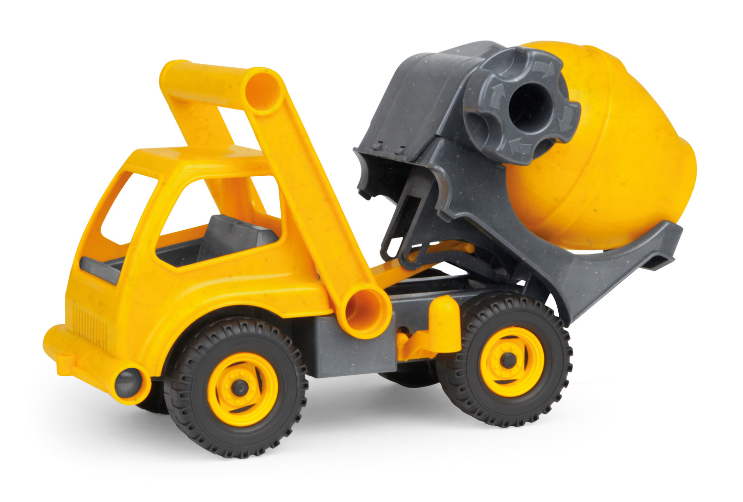 Żółta zabawka betoniarki z ciemnoszarym bębnem. Białe tło.