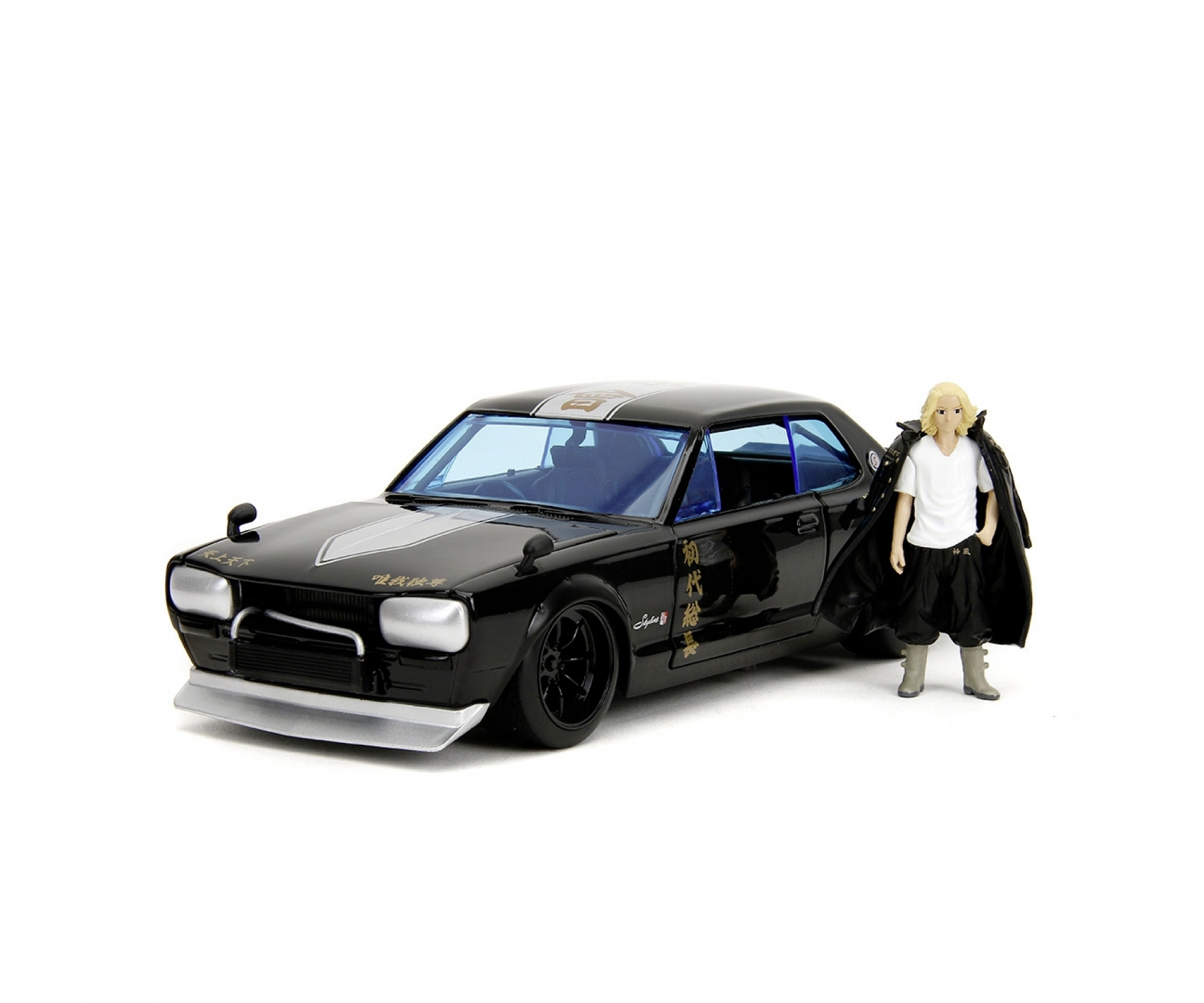 Czarny samochodzik z figurką. Samochód ma srebrny pasek. Figurka ma na sobie czarną kurtkę.