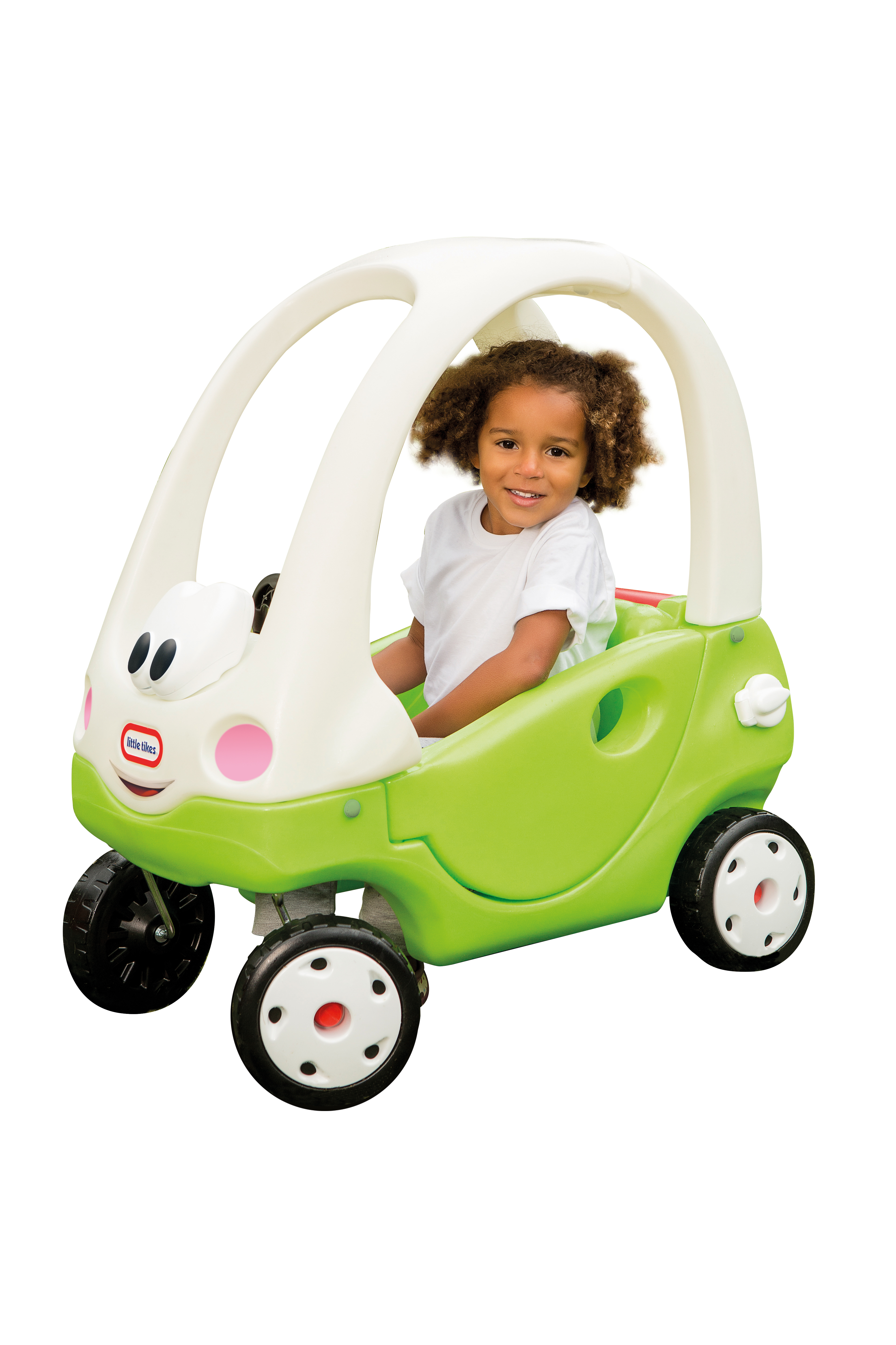 Un bambino piccolo in un'auto giocattolo verde e bianca. L'auto è su uno sfondo bianco.