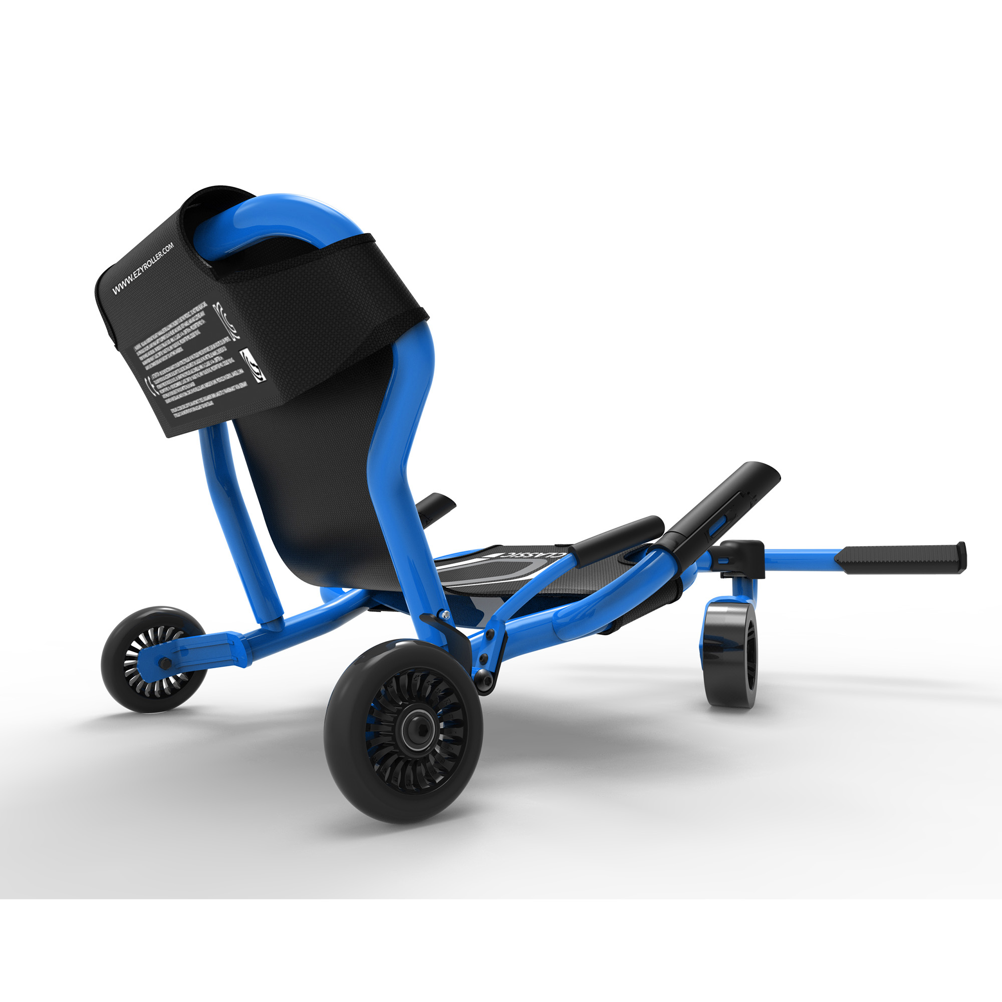 Blauer Roller mit schwarzen Rädern und weißem Hintergrund.