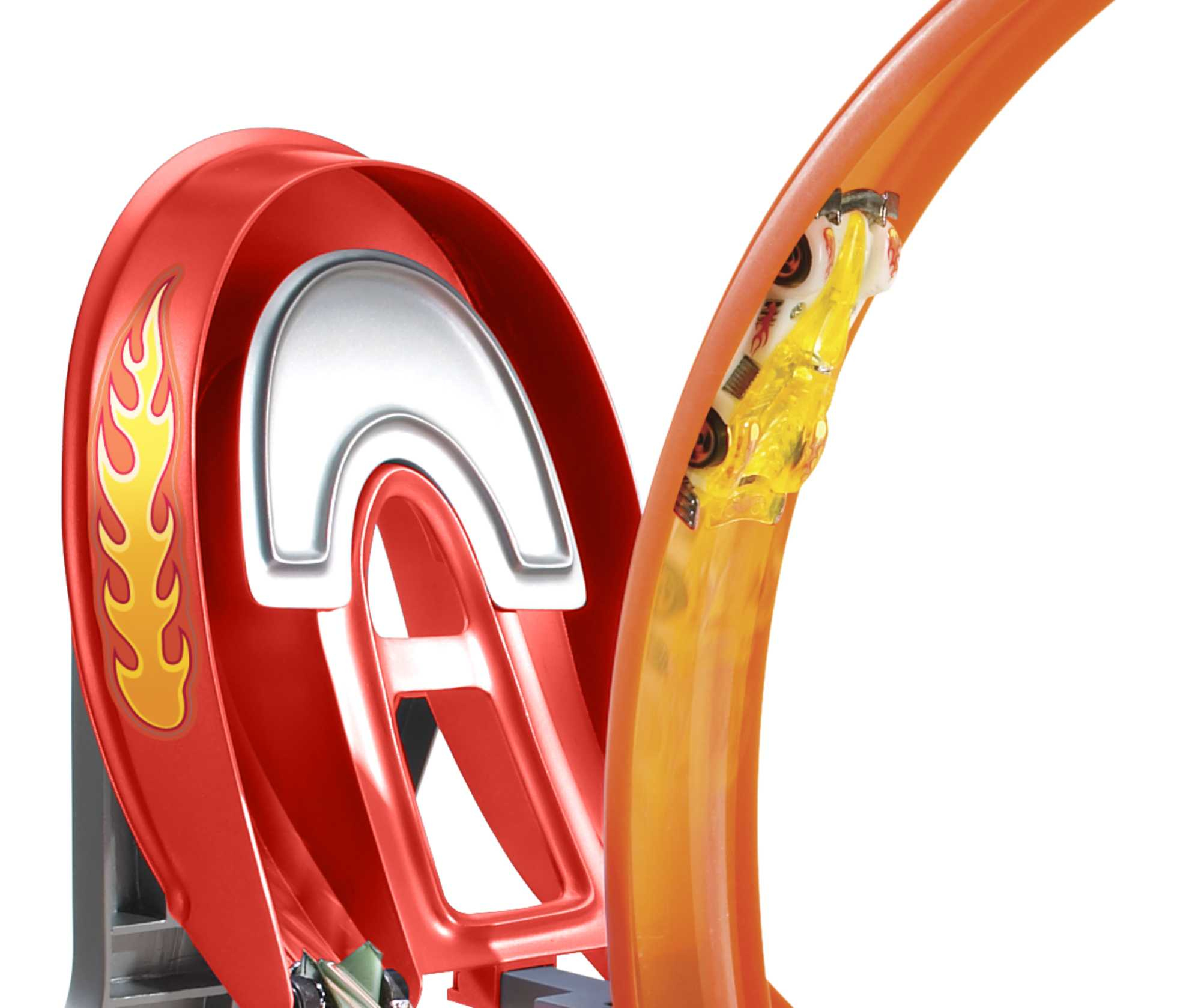 Czerwony tor Hot Wheels z pętlą i samochodem. Pomarańczowe i srebrne odcinki toru. Białe tło.