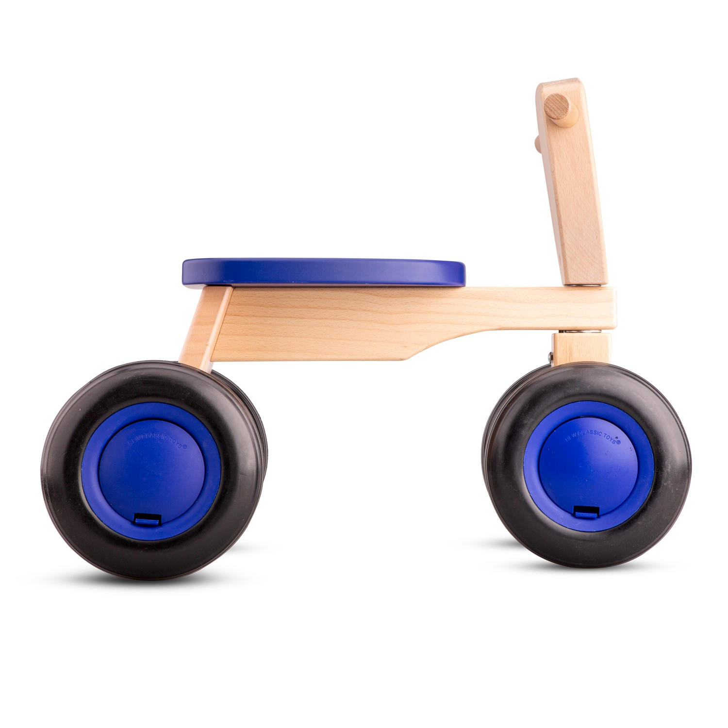 Ein Holzspielzeugfahrrad mit blauem Sitz und Reifen. Das Fahrrad wird von der Seite betrachtet.