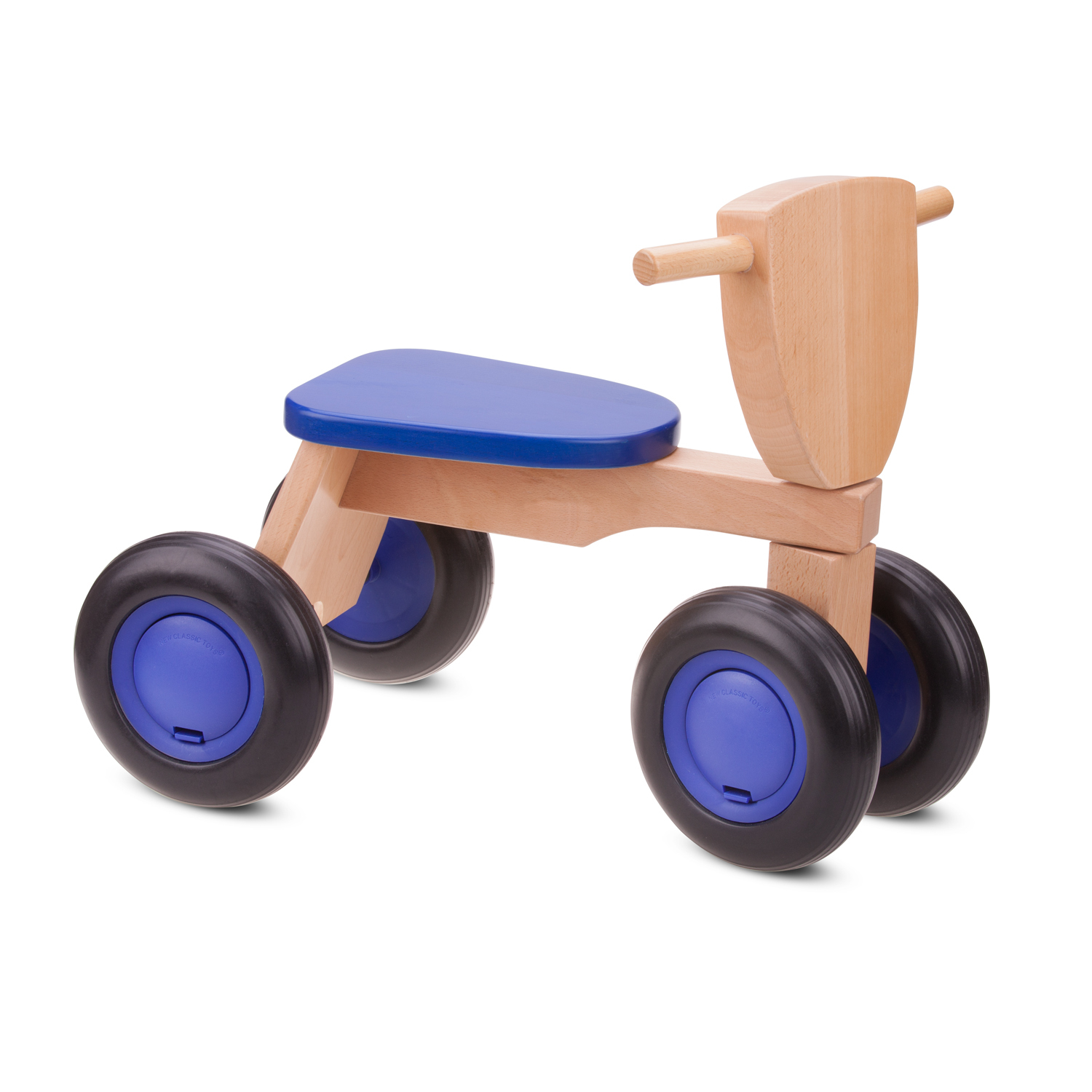 Ein Holzspielzeugfahrrad mit blauem Sitz und Reifen. Das Fahrrad wird aus einem Winkel betrachtet.
