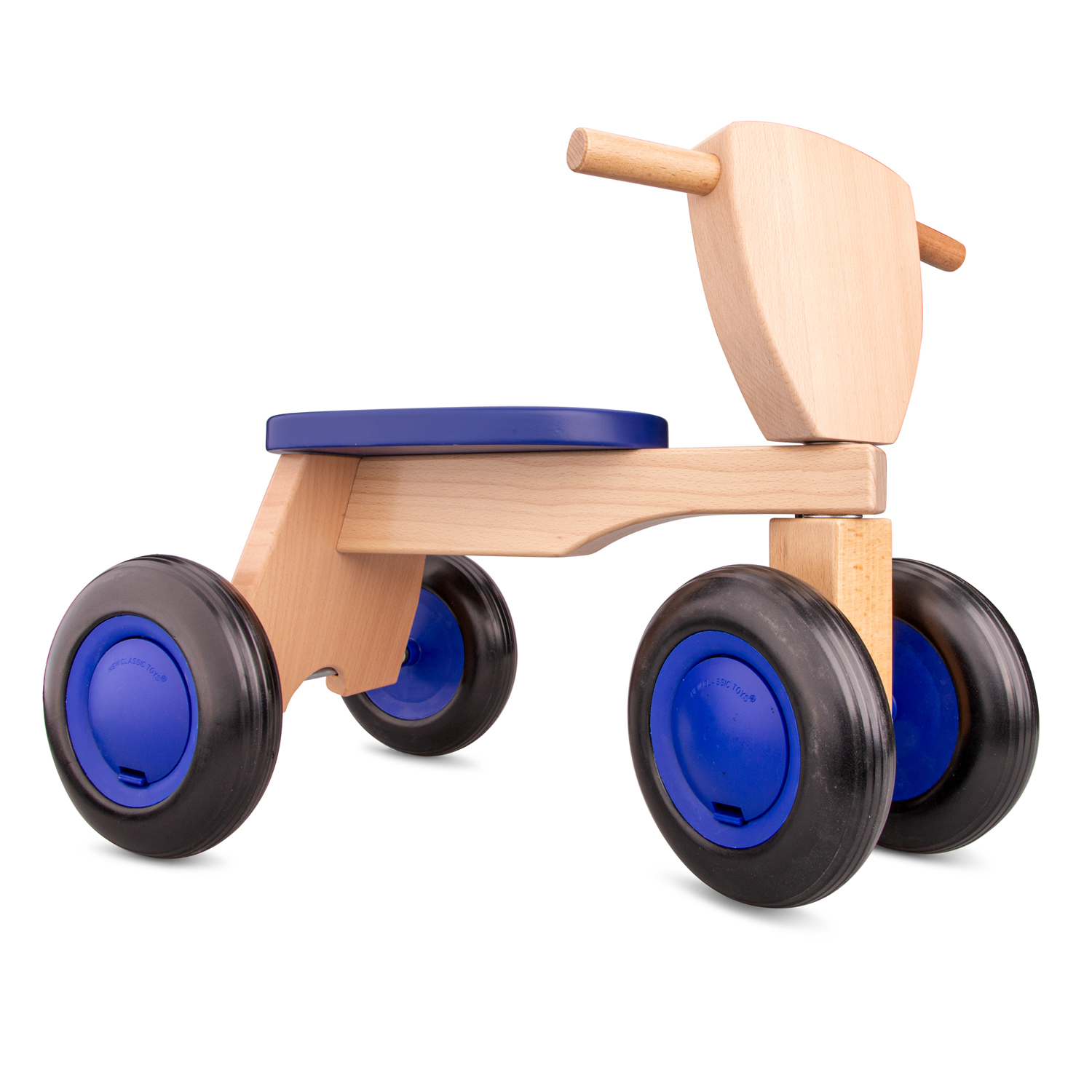 Ein Holzspielzeugfahrrad mit blauem Sitz und Reifen. Das Fahrrad wird direkt von vorne betrachtet.