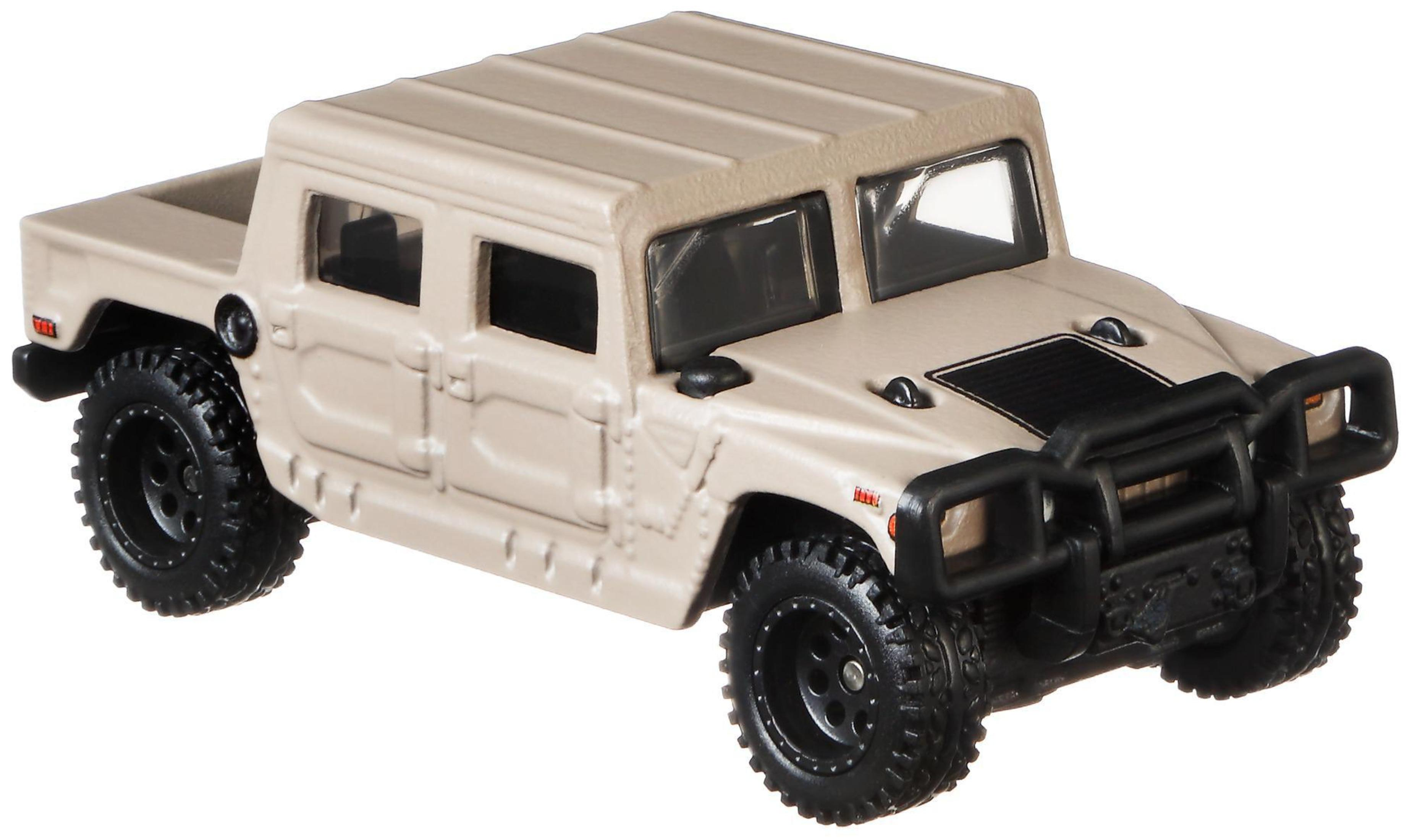 Beigefarbener Hummer-LKW. Er hat schwarze Räder und einen schwarzen Kühlergrill. Schatten sichtbar.