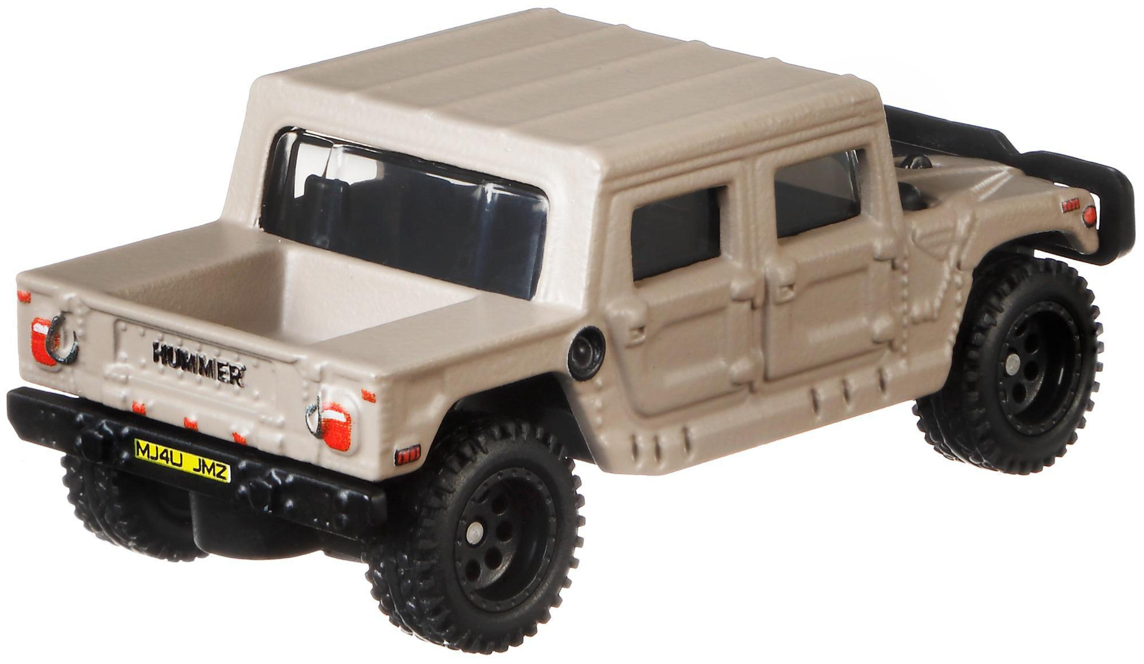 Ein hellbraunes Hummer-Spielzeug. Es hat schwarze Räder und den Text HUMMER auf der Rückseite.