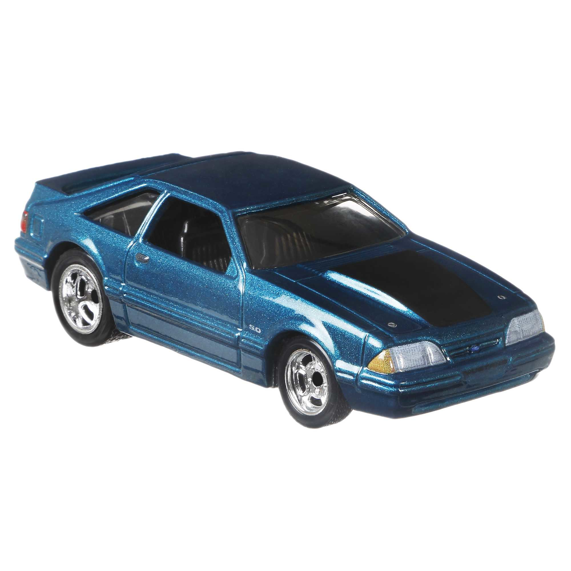 Ein blaues Spielzeugauto mit schwarzer Motorhaube. Es hat silberne Felgen und schwarze Reifen.