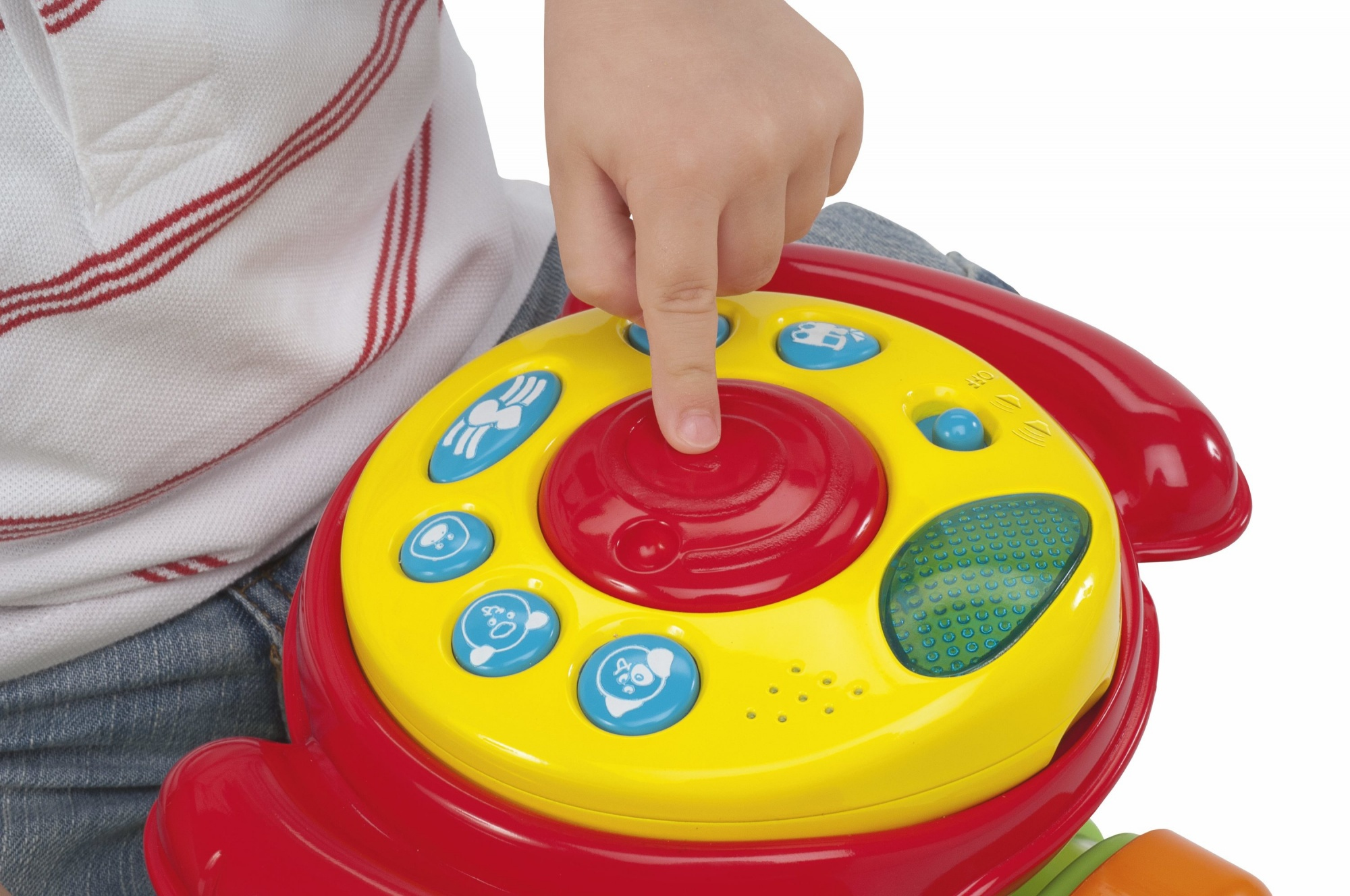 Die Hand eines Kindes drückt einen roten Knopf auf einem gelben Spielzeugtelefon.