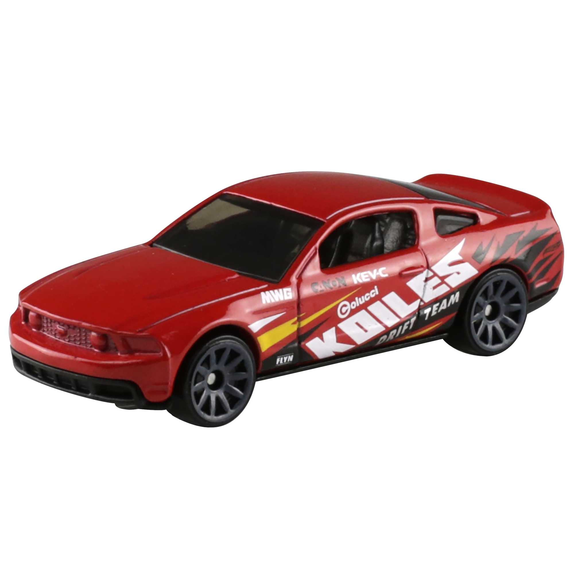 Coche de juguete rojo con calcomanías en blanco y negro; se ven las palabras 'DRIFT TEAM'.