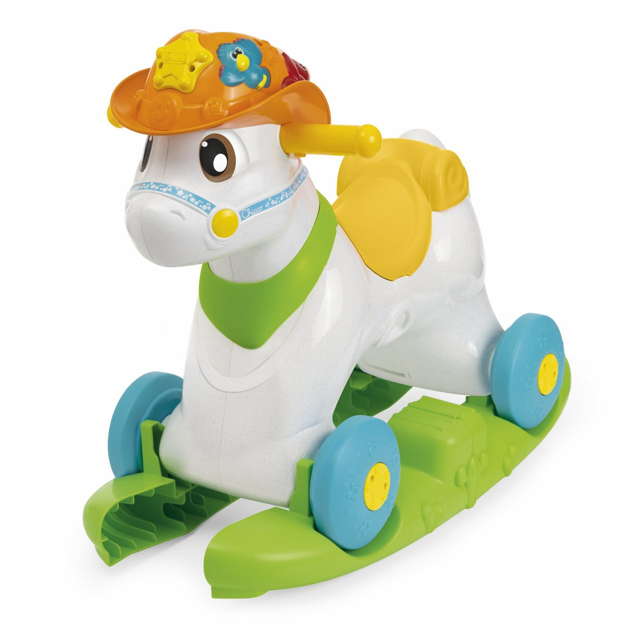 Cavallo a dondolo bianco e giallo con cappello da cowboy e ruote blu su una base verde.