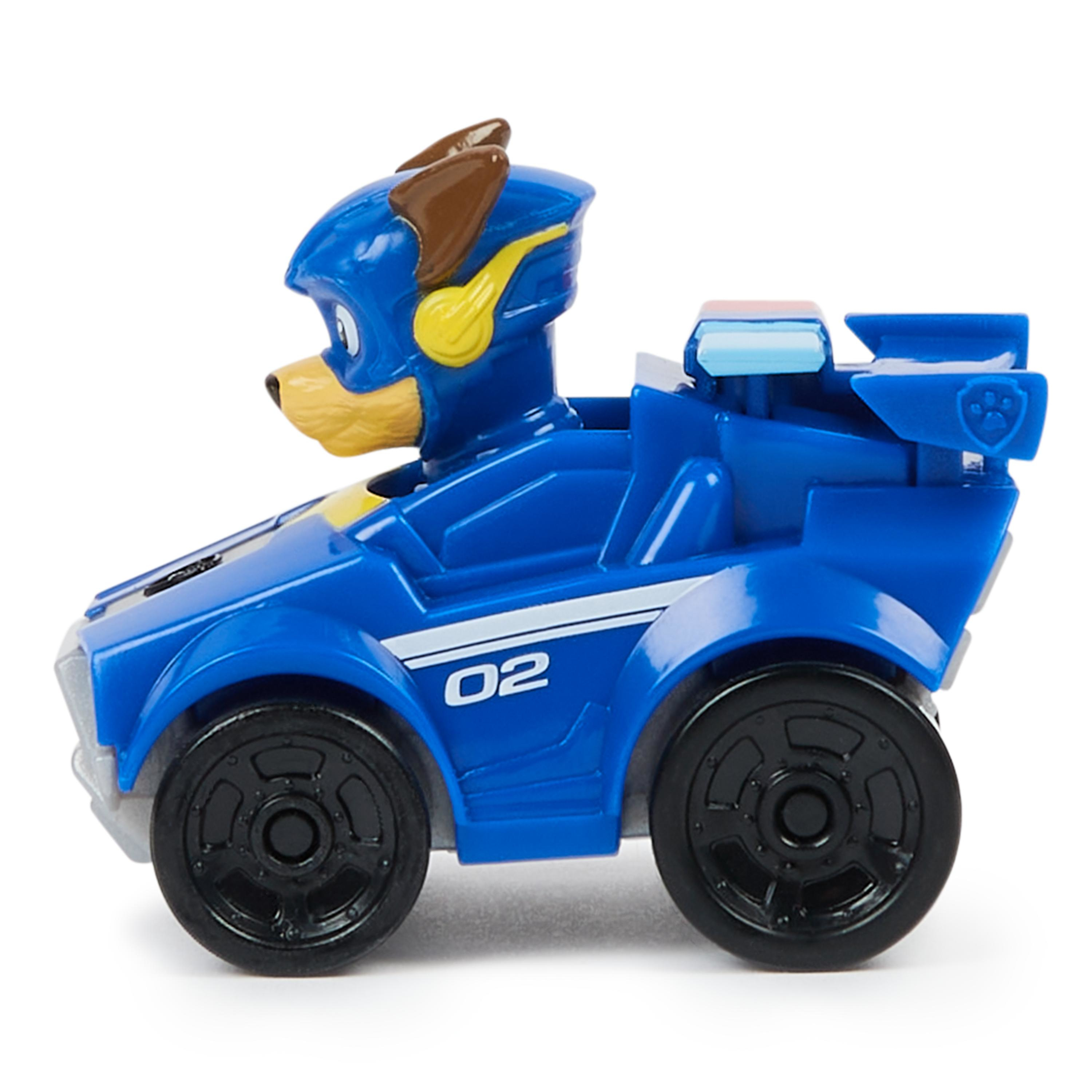 Un coche de juguete azul del personaje de Paw Patrol Chase. El coche tiene ruedas negras.