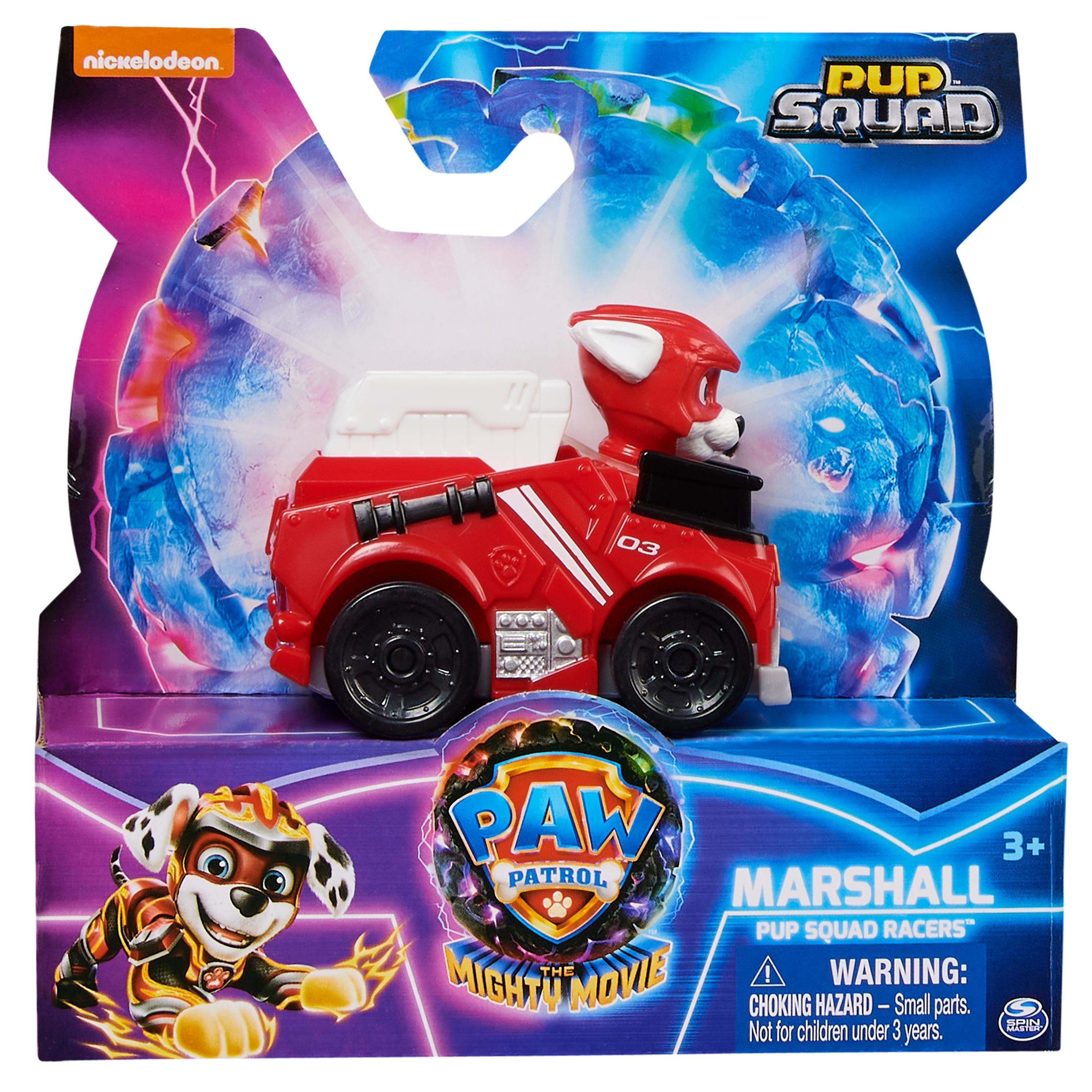 Un coche de juguete Marshall de Paw Patrol en un paquete. Es rojo con una figura de perro.