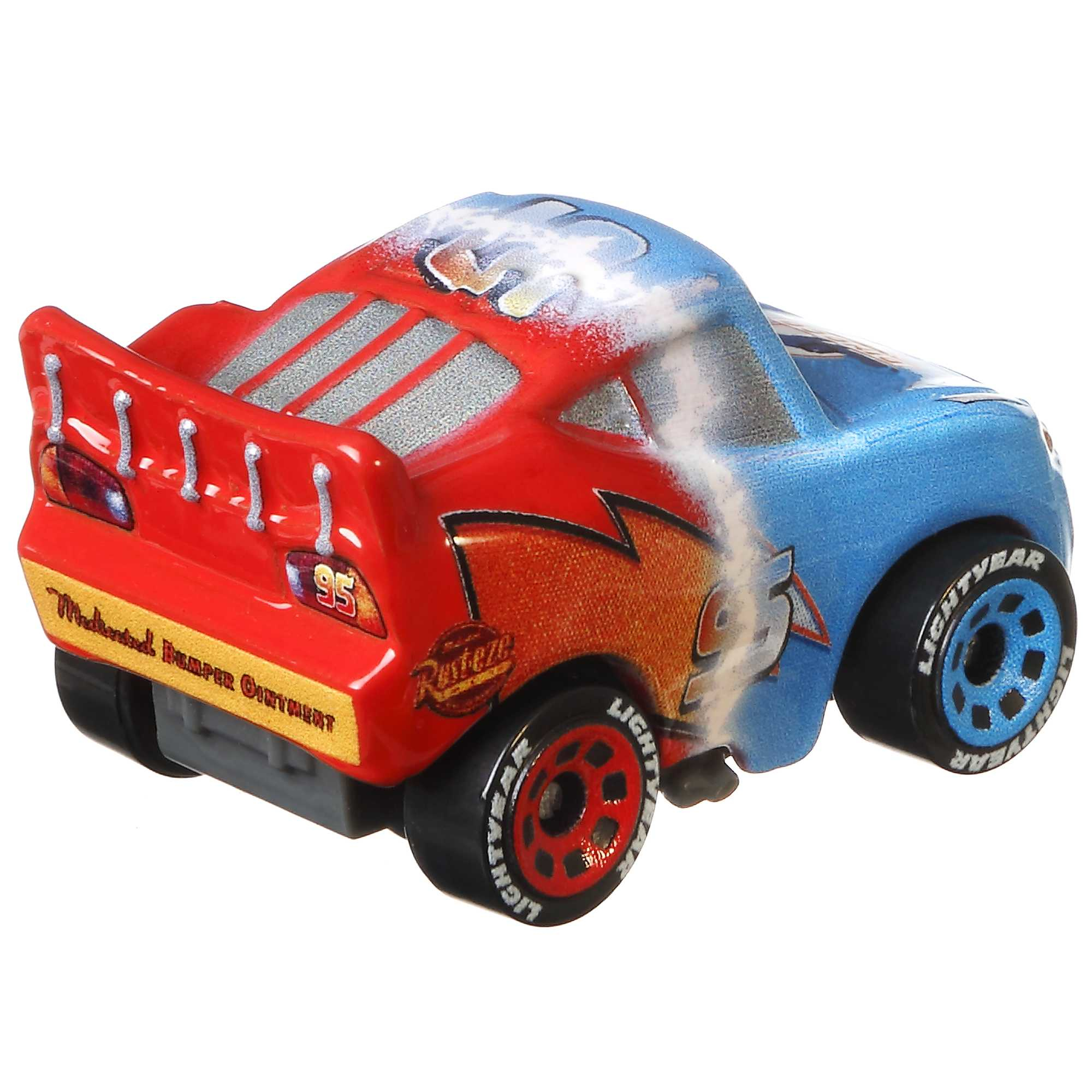 Speelgoedauto, rood en blauw. Lightning McQueen ontwerp. Geïsoleerd op witte achtergrond.