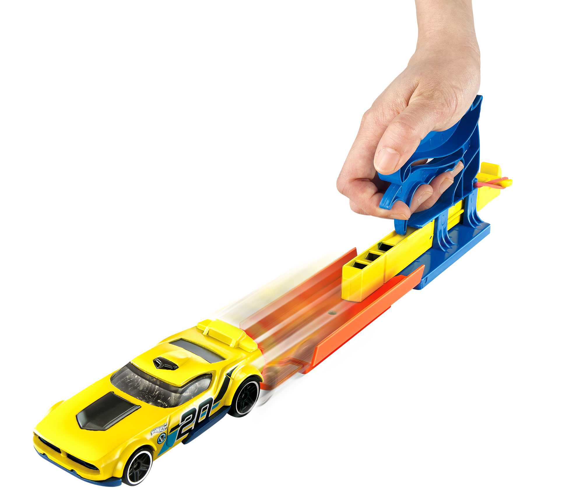 Żółty samochód Hot Wheels wystrzelony na pomarańczowym torze. Ręka aktywująca niebiesko-żółtą wyrzutnię.