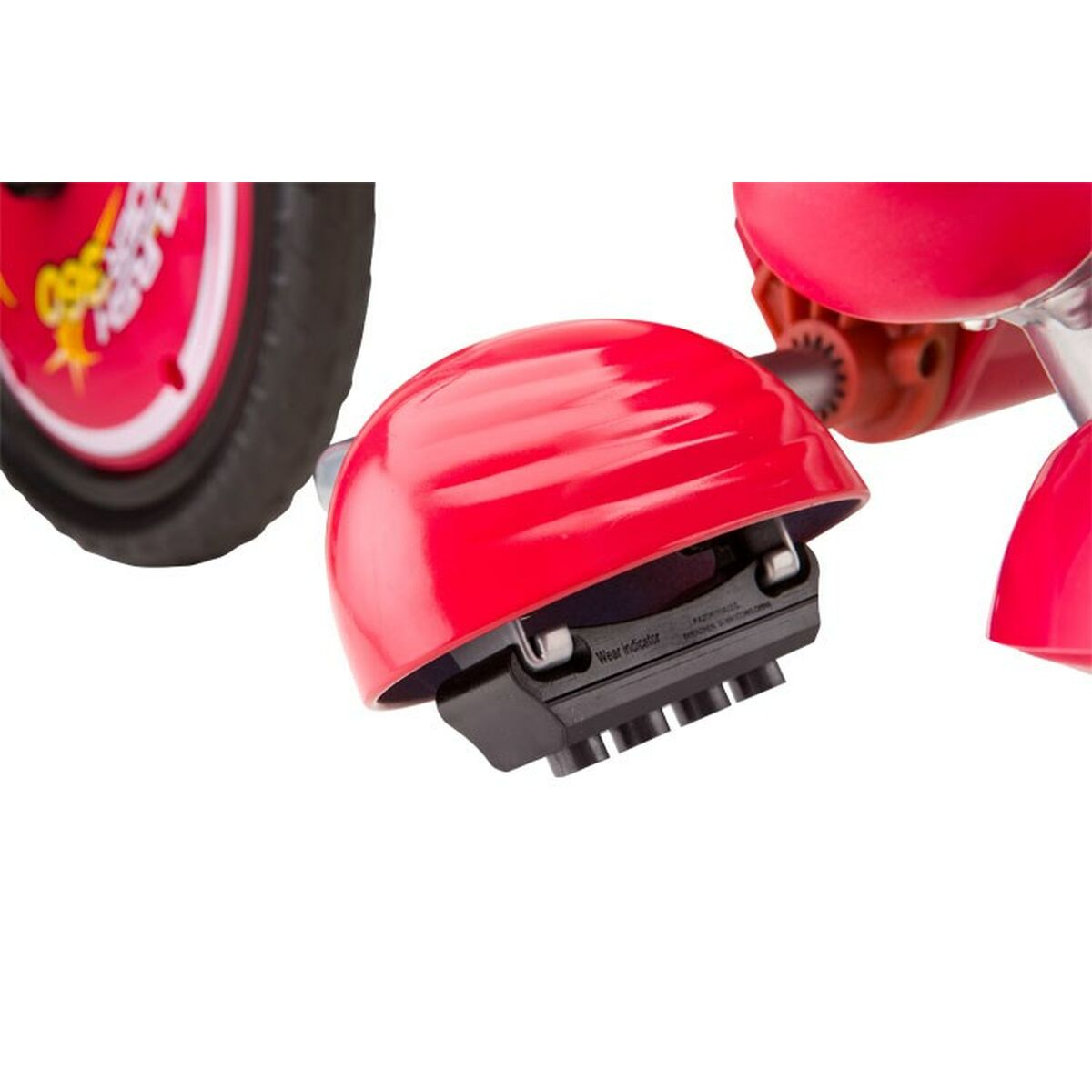 Parte in plastica rossa di un triciclo. La ruota è sul lato sinistro.