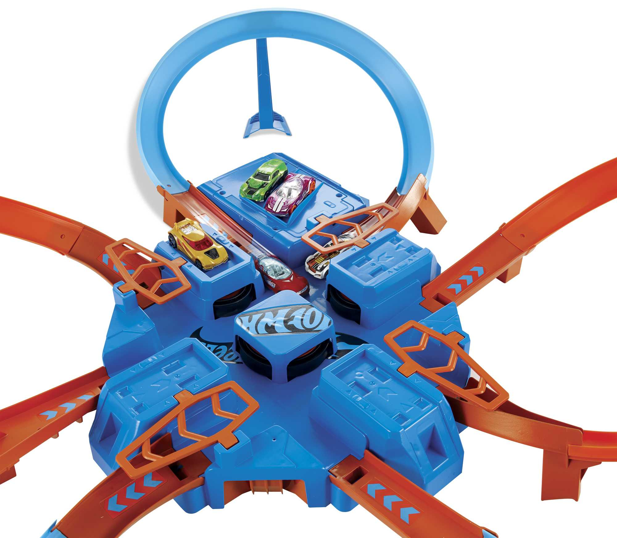 Hot Wheels-Strecke. Blaue Basis mit Schleifen und orangen Strecken. Autos rasen auf der Strecke.