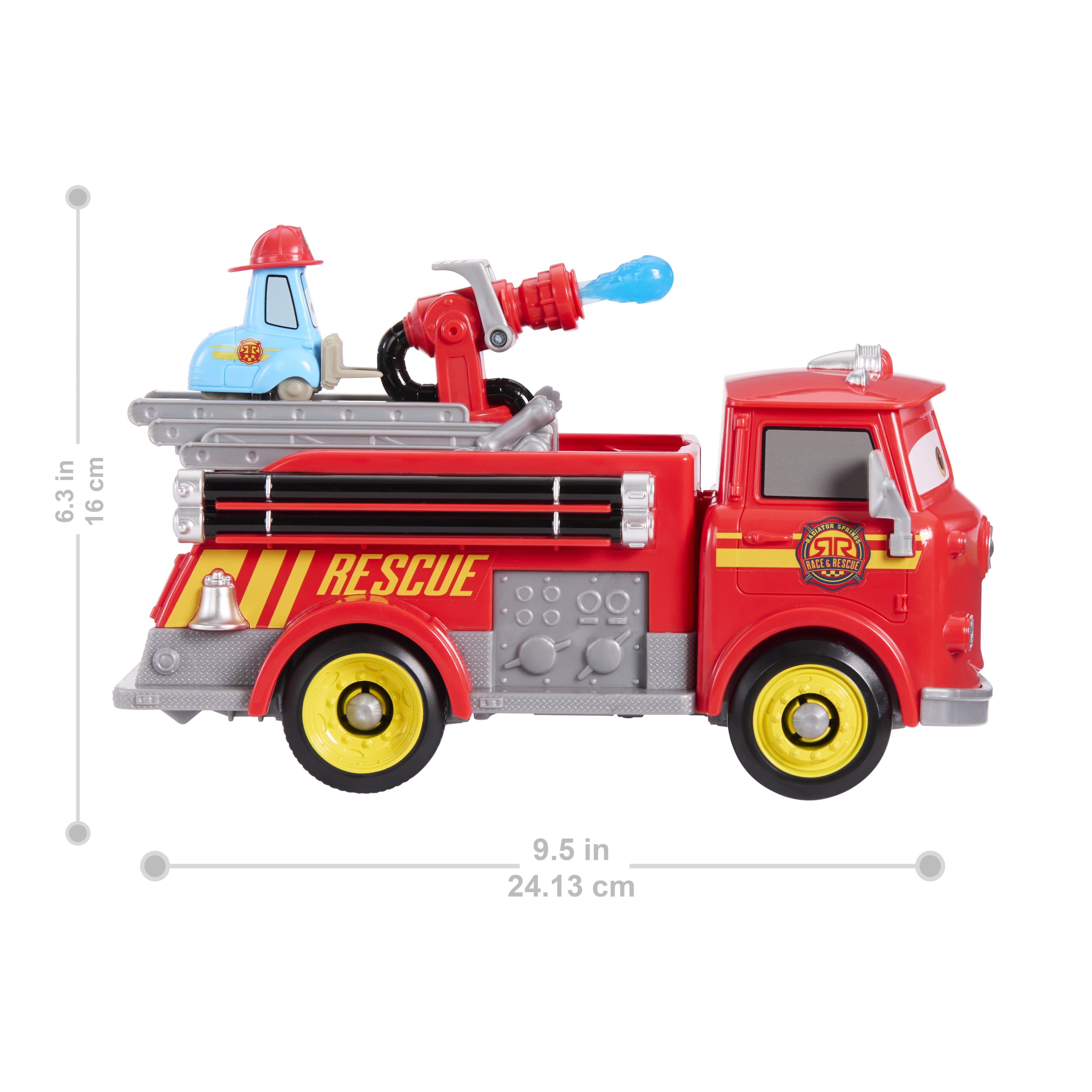 Roter Spielzeugfeuerwehrwagen. Enthält ein blaues Spielzeugfeuerwehrfahrzeug und eine Wasserkanone. Weißer Hintergrund.