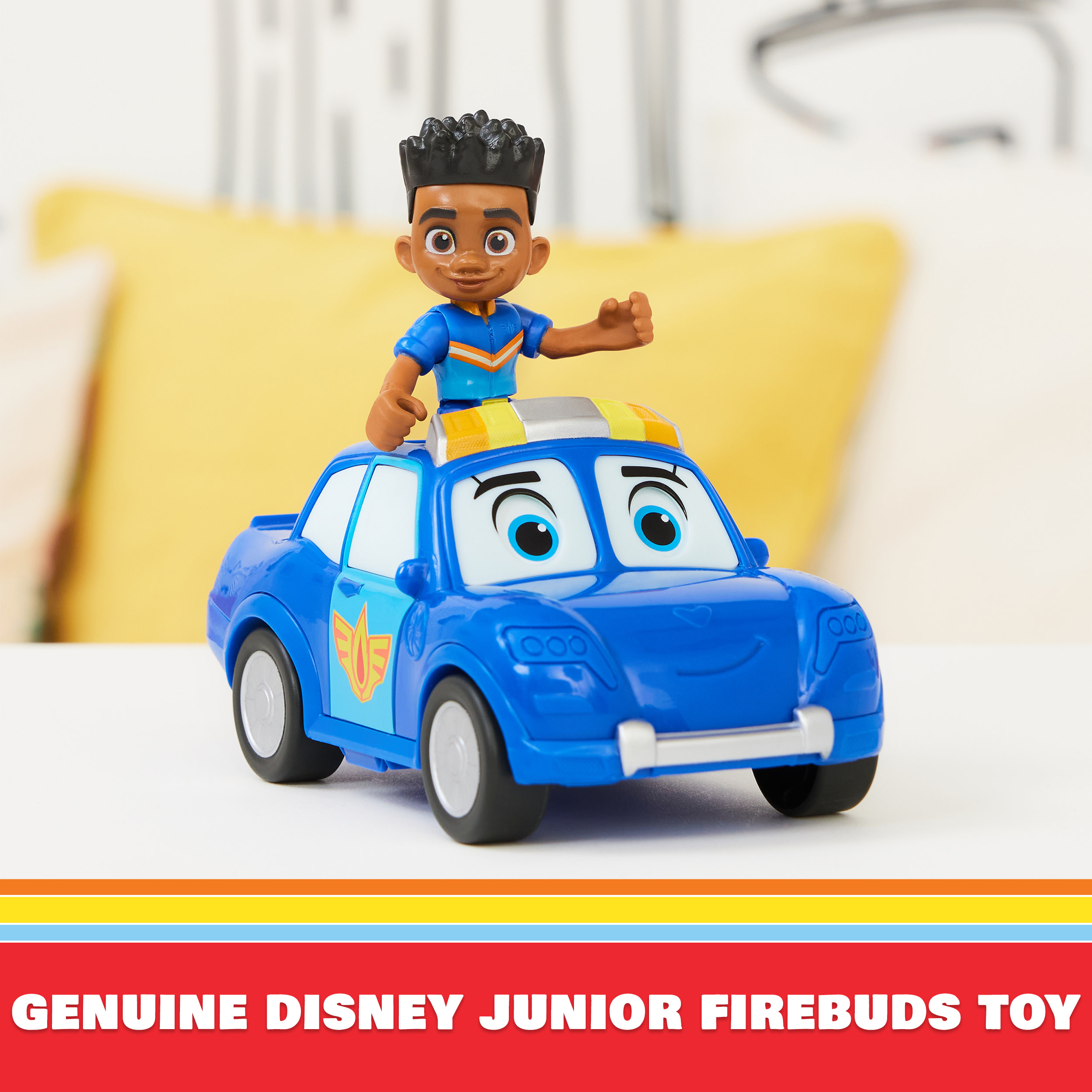 Niebieski zabawkowy samochód z postacią z kreskówki na górze. Jest napisane Genuine Disney Junior Firebuds Toy.