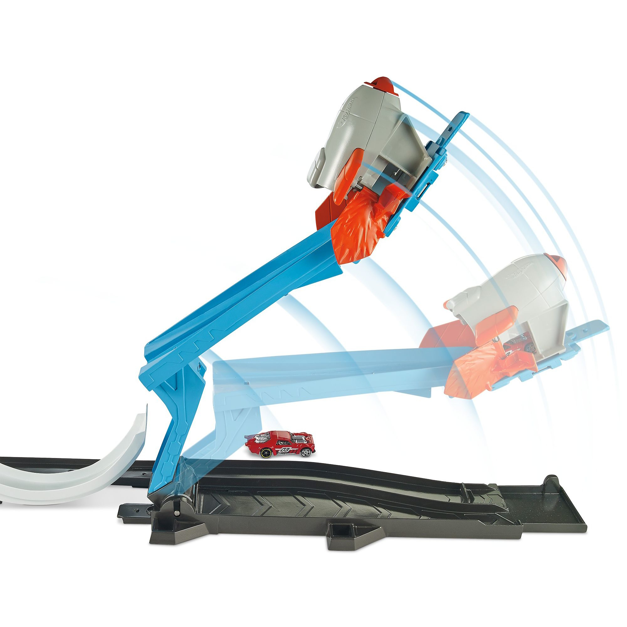 Tor samochodowy z zabawkami z dwoma wyrzutniami rakiet. Czerwony samochód wyścigowy na starcie.