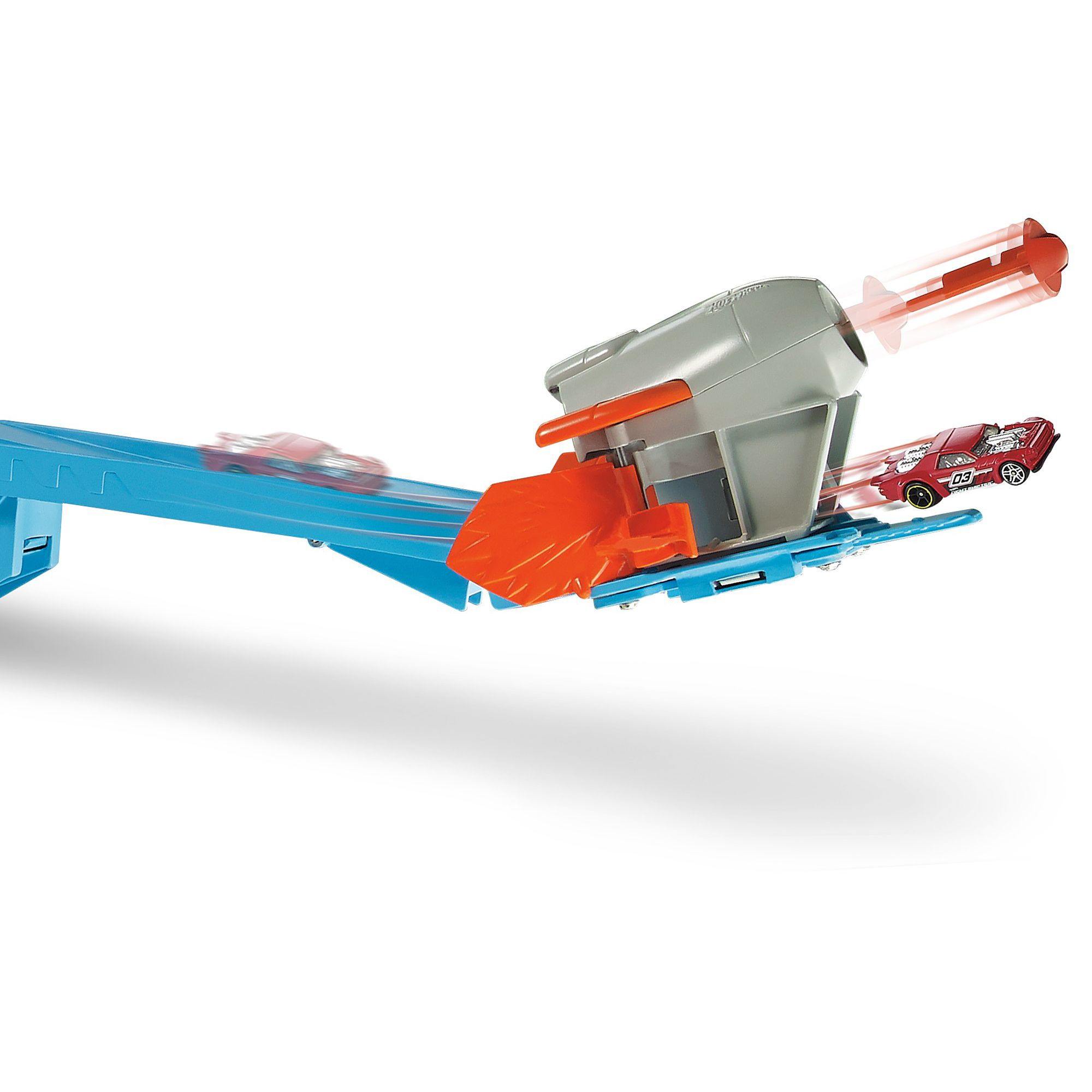 Czerwony samochodzik wyścigowy wystrzeliwany z zestawu torów Hot Wheels.