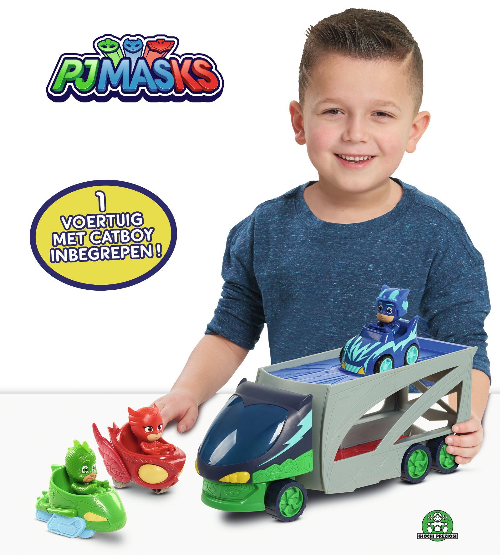 Chłopiec uśmiecha się obok ciężarówki z zabawkami PJ Masks z Catboyem. W pobliżu inne zabawki-samochody.