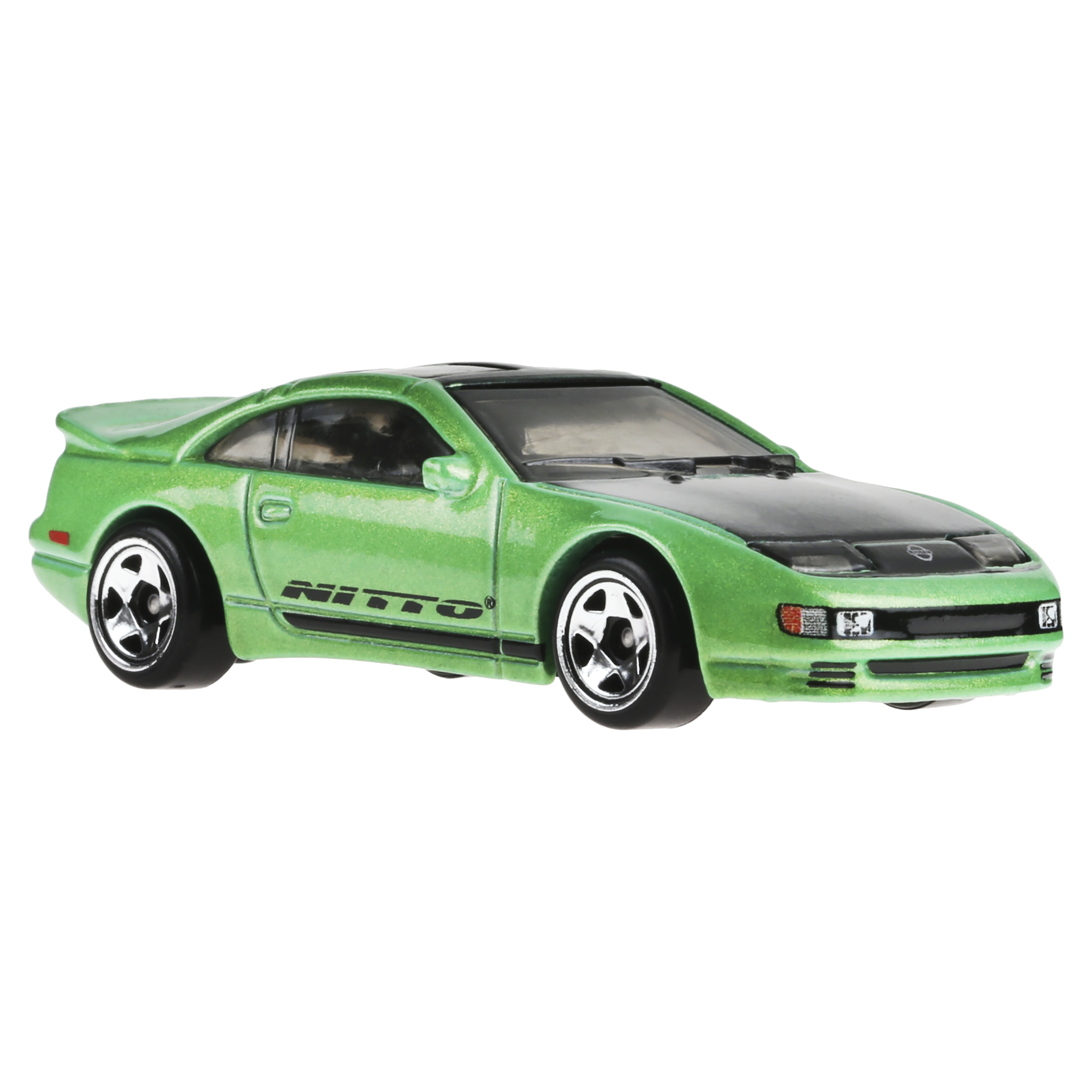 Coche de juguete verde con capó negro. La palabra NITTO está escrita en el lateral. Fondo blanco.