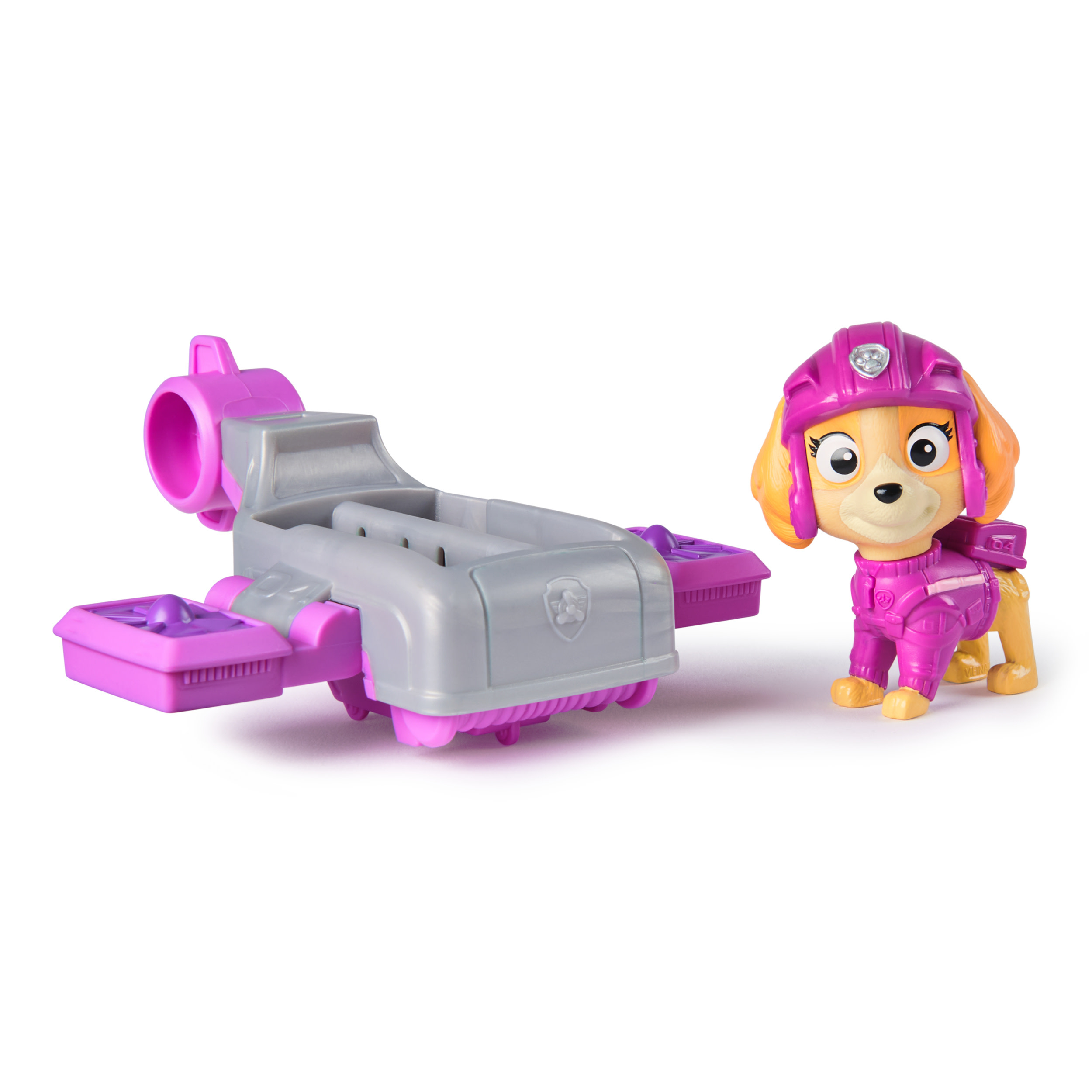 Eine Spielfigur von Skye von Paw Patrol. Sie steht neben ihrem grauen und rosa Fahrzeug.