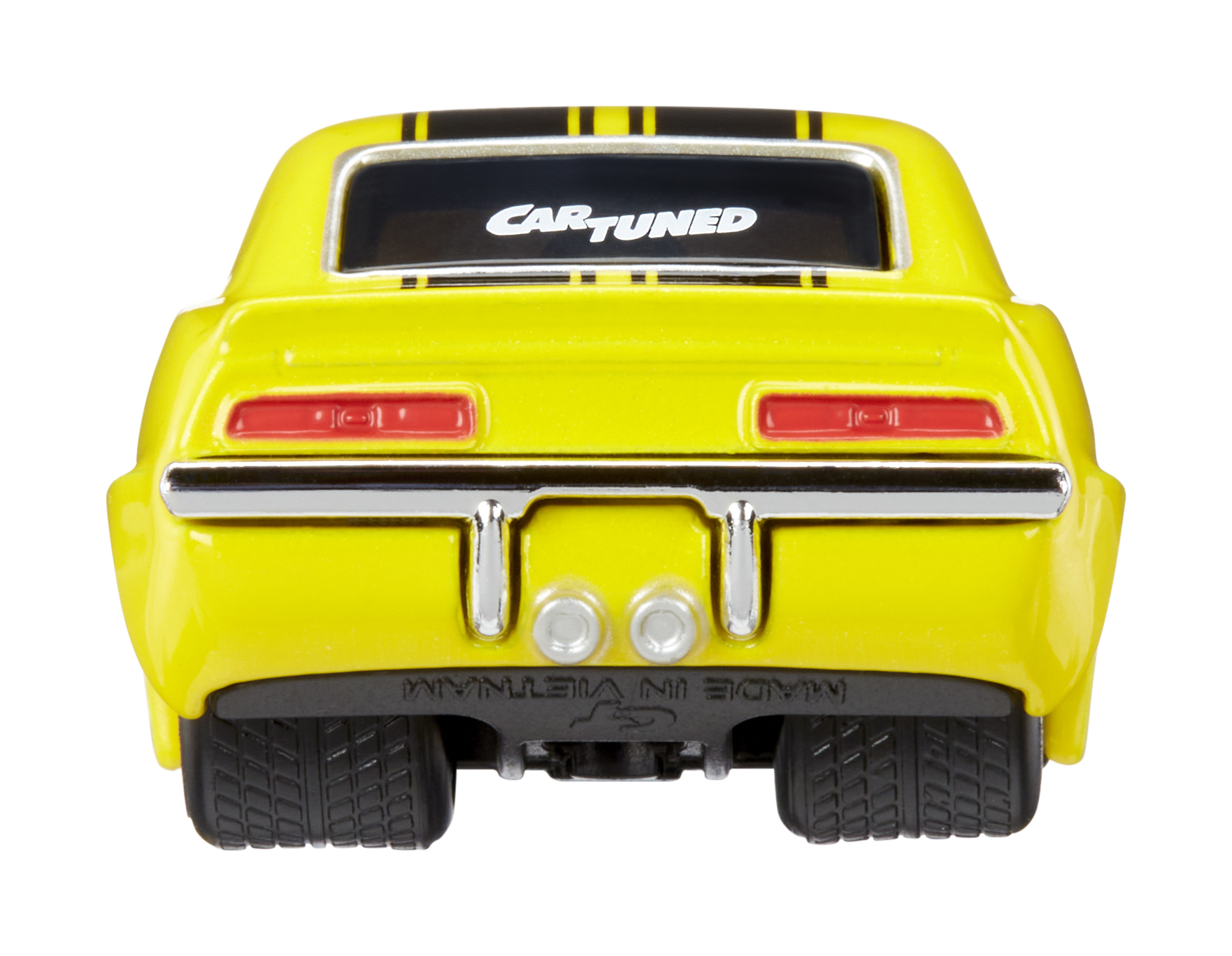 Vista trasera de un coche amarillo con rayas negras y la inscripción "CAR TUNED" en la luneta trasera.