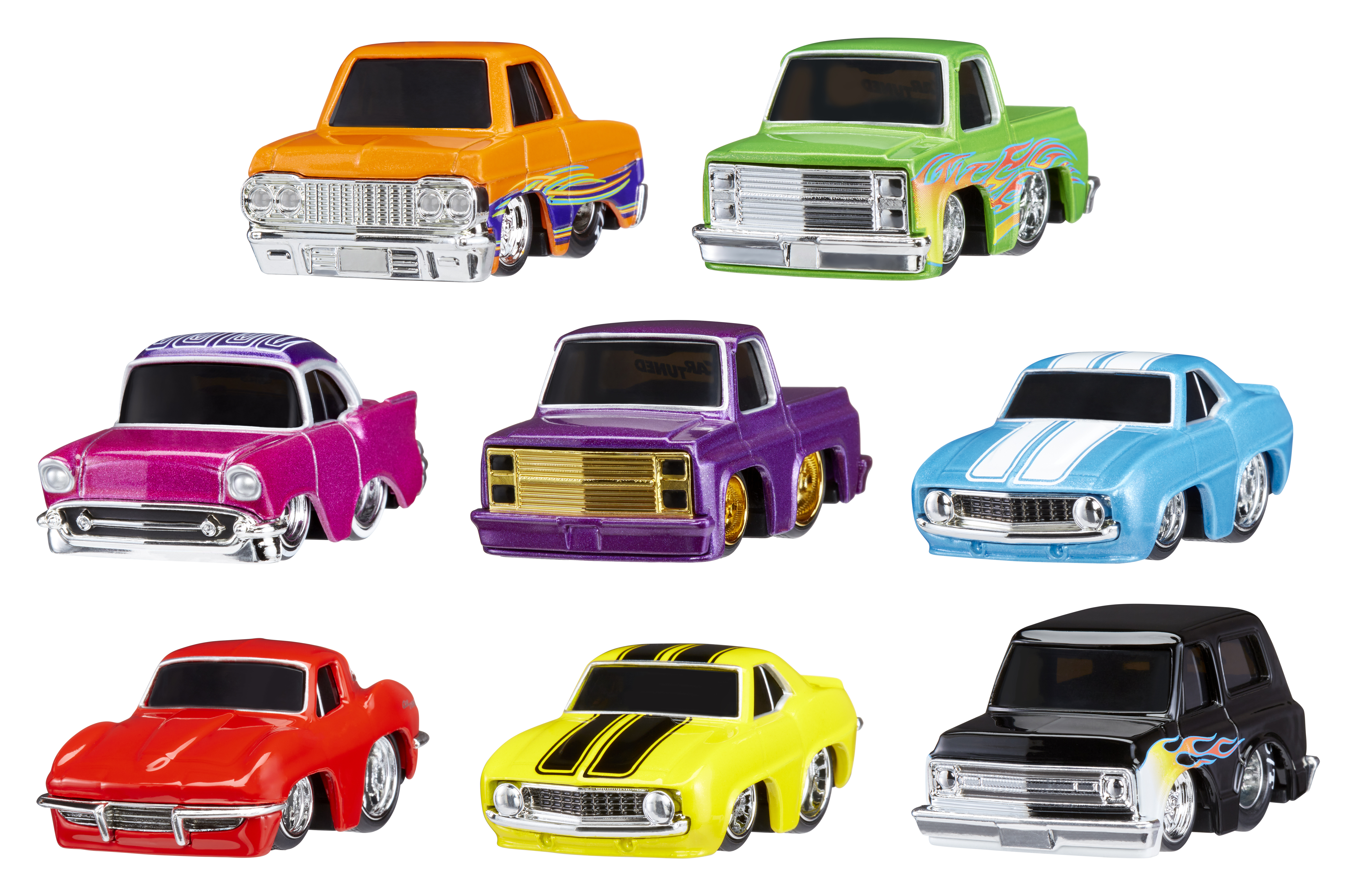 Colección de coches de juguete en varios colores. Fondo blanco.