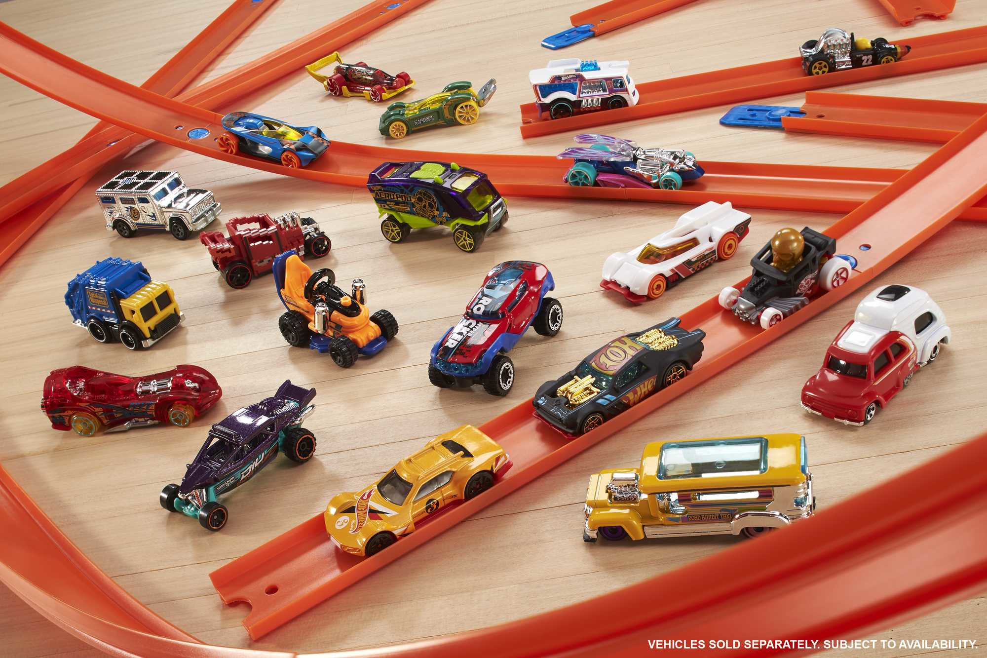 Spielzeug, verschiedene Spielzeugautos auf orangefarbenen Bahnen, einige sind auf den Bahnen.