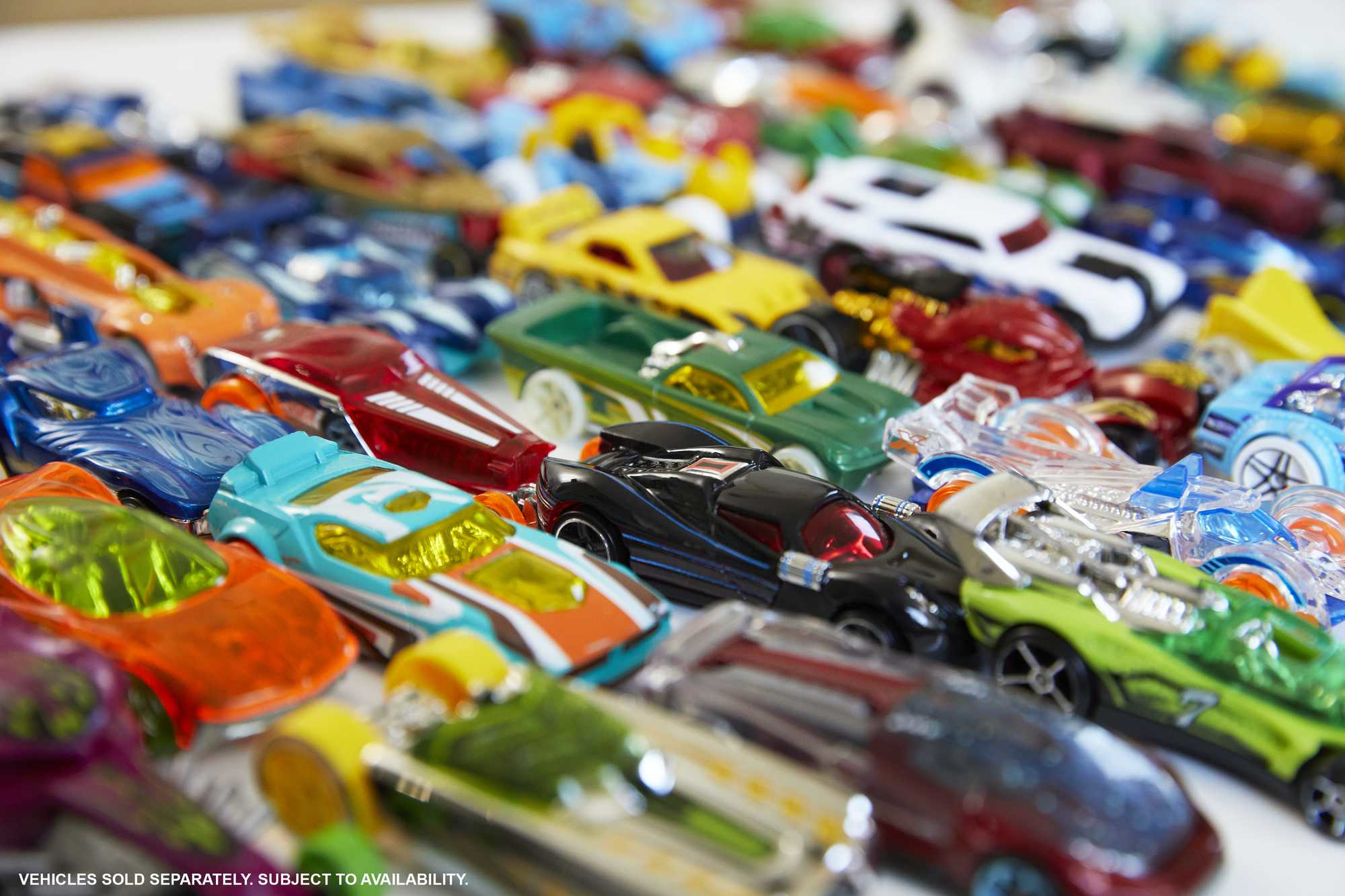 Eine Sammlung von Hot Wheels Spielzeugautos, die verschiedene Farben und Designs zeigen.