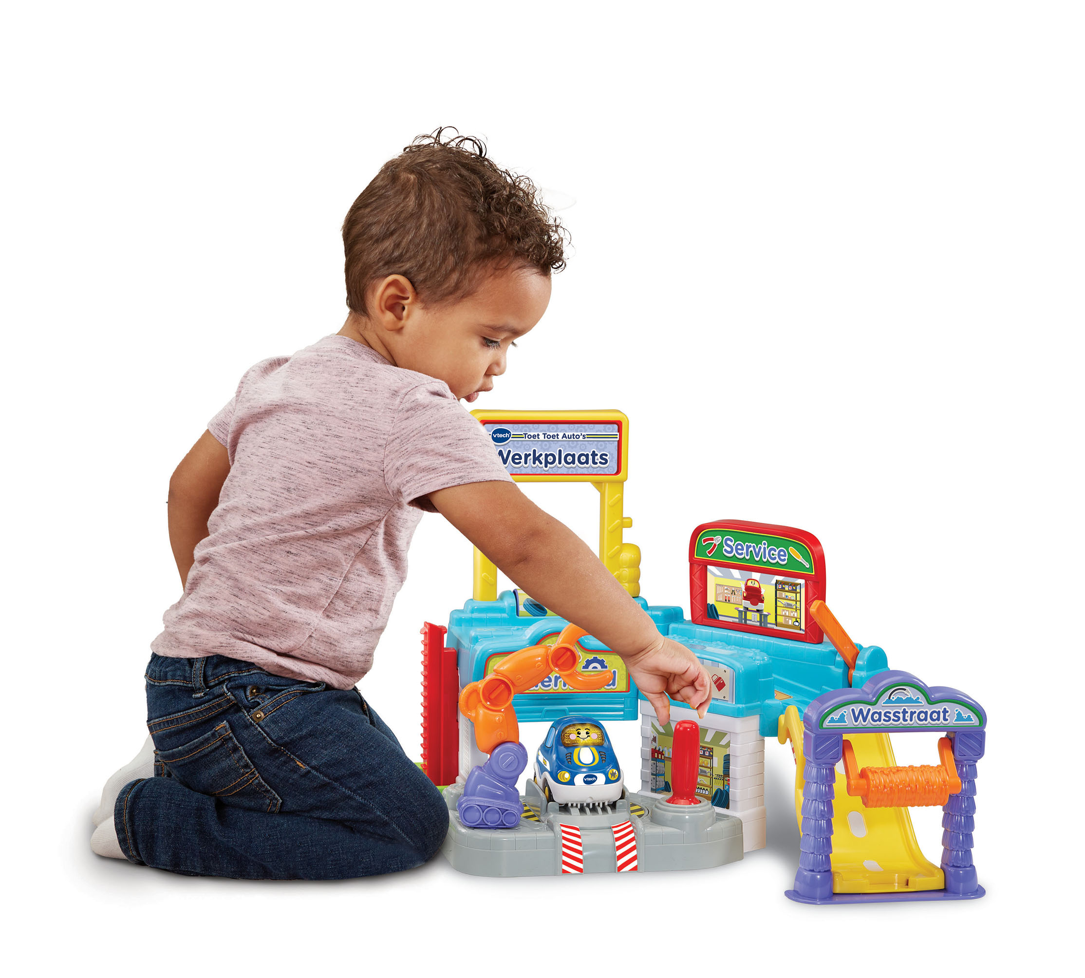 Un niño jugando con un juego de lavado de coches de juguete. El juego es colorido con un coche dentro.