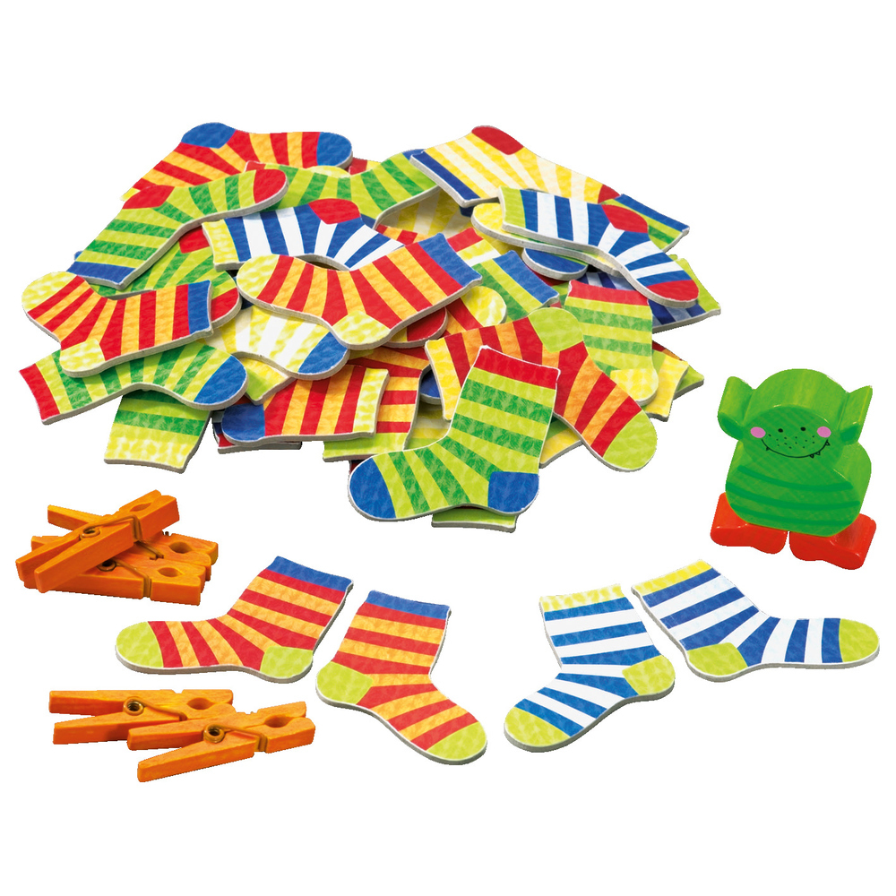 Eine Sammlung bunter Socken mit Wäscheklammern und einer grünen Holzfigur auf weißem Hintergrund.