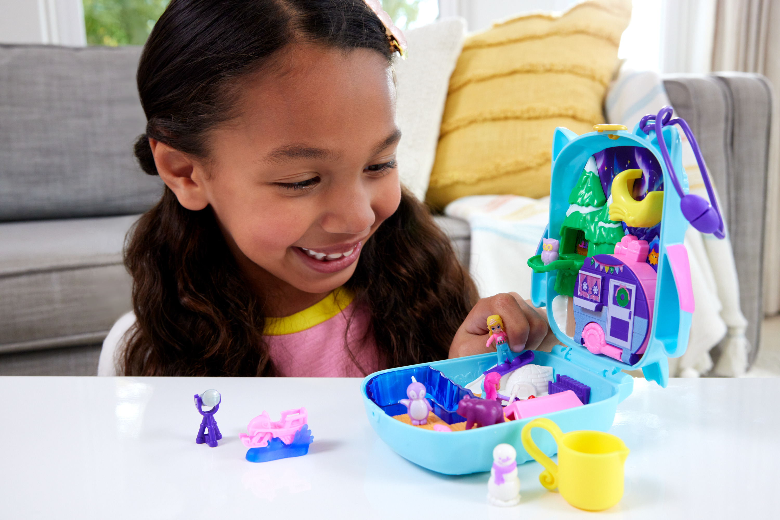 Dziewczynka bawiąca się zestawem Polly Pocket.