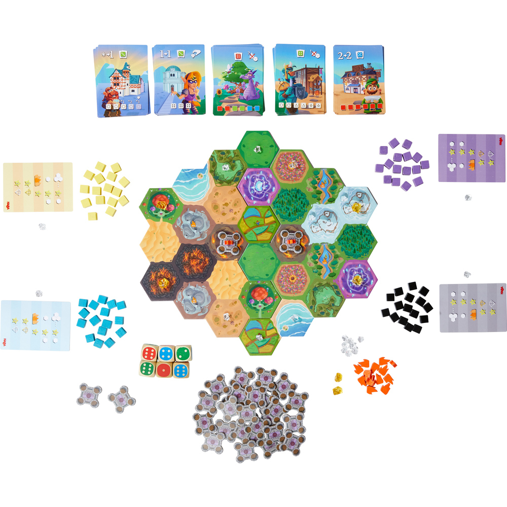 Spielkomponenten auf Weiß. Sechseckiges Brett, Karten, Würfel und andere Spielsteine. Verschiedene Farben.