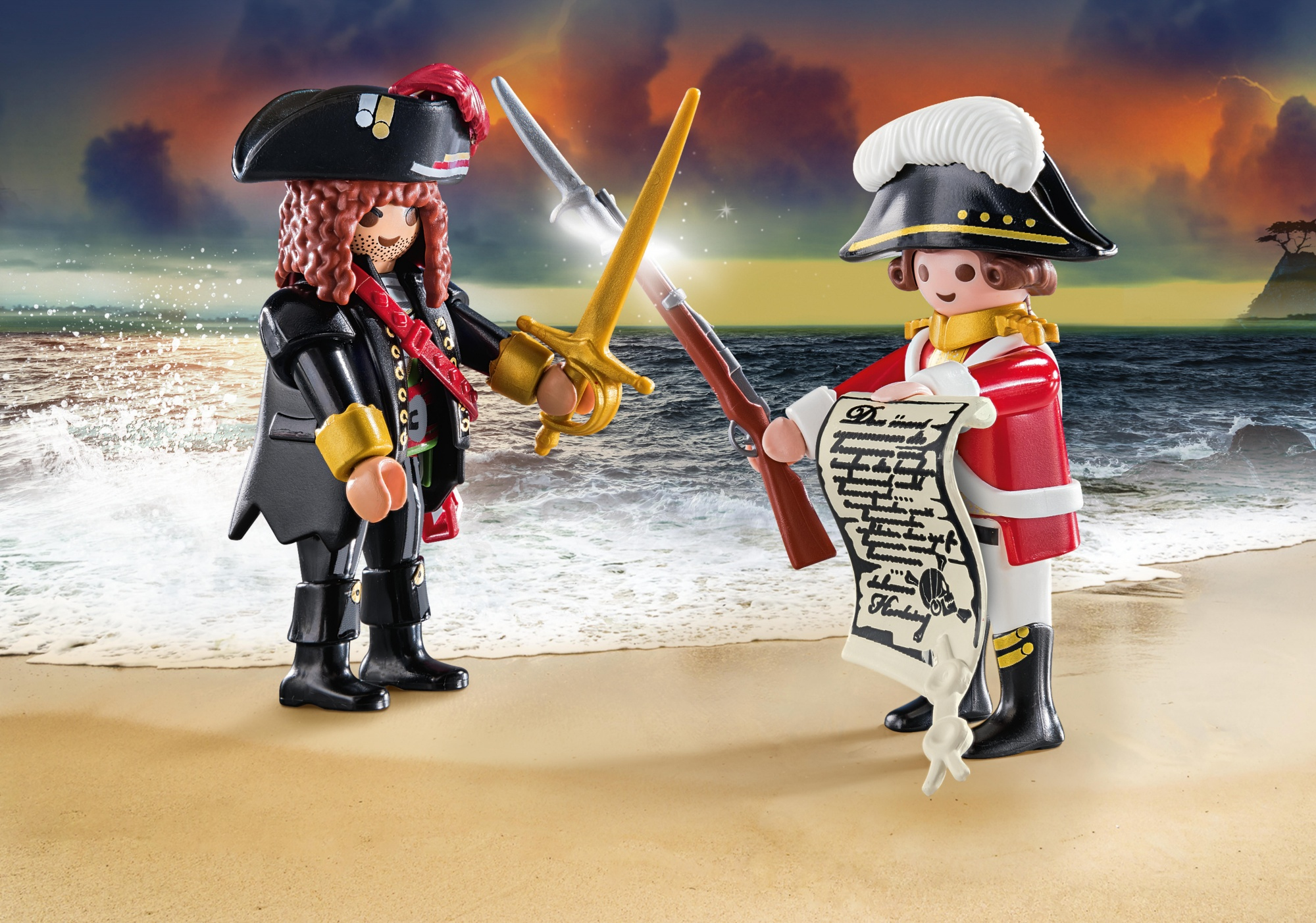 Dwie figurki piratów Playmobil na plaży, jeden z mieczem, a drugi z listą.