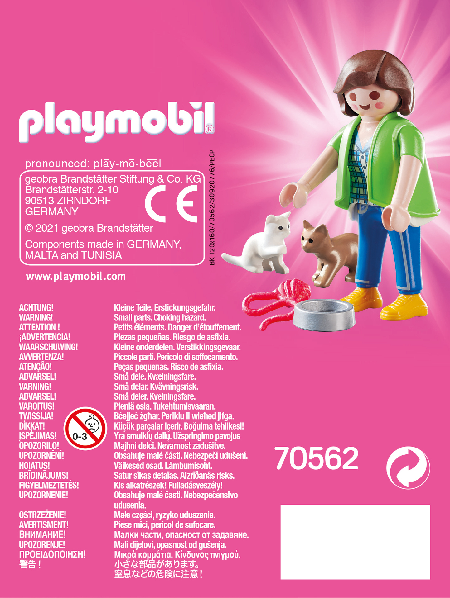 Zestaw Playmobil z kobietą i dwoma kotami. Tło przedstawia ostrzeżenia w wielu językach.