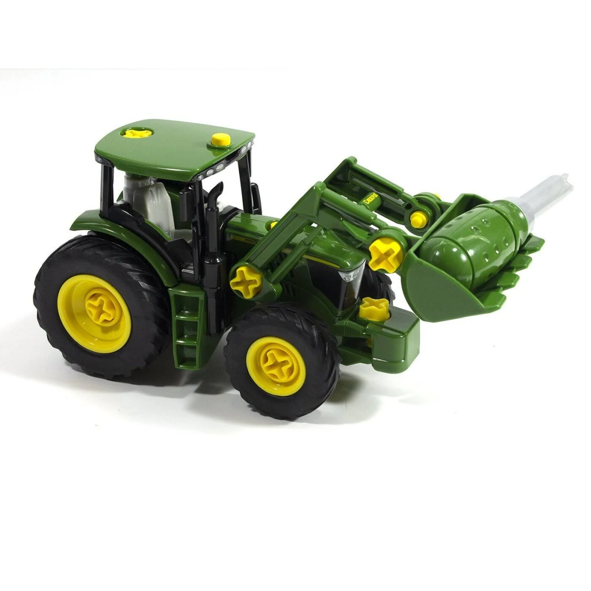 Zielona zabawka ciągnika z ładowaczem czołowym, białe tło.
